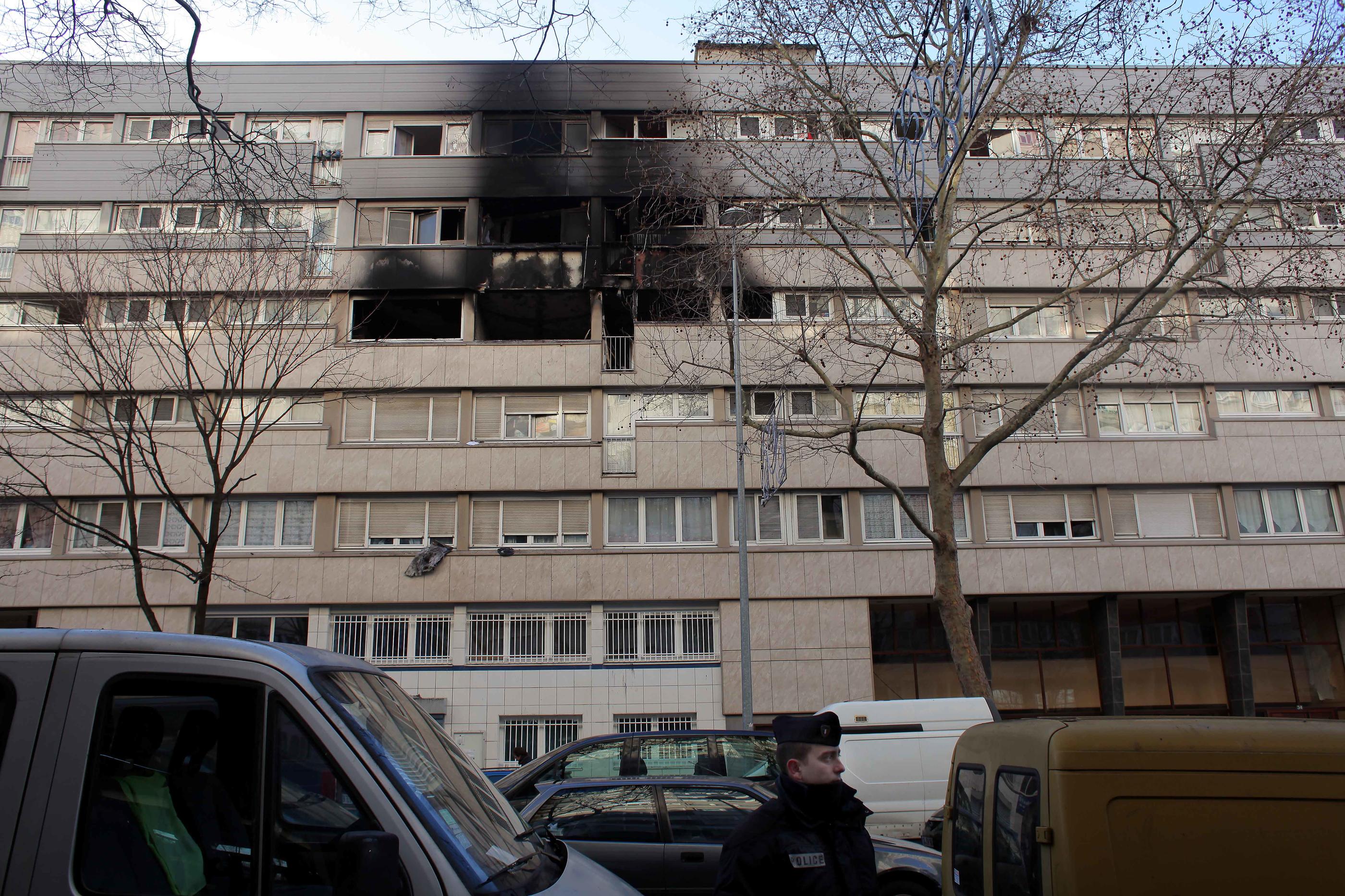Gennevilliers (Hauts-de-Seine), janvier 2013. L'incendie, qui se serait déclaré sur un balcon du 4e étage, a fait cinq morts d'une même famille dans l'appartement du dessus. LP/Olivier Corsan.