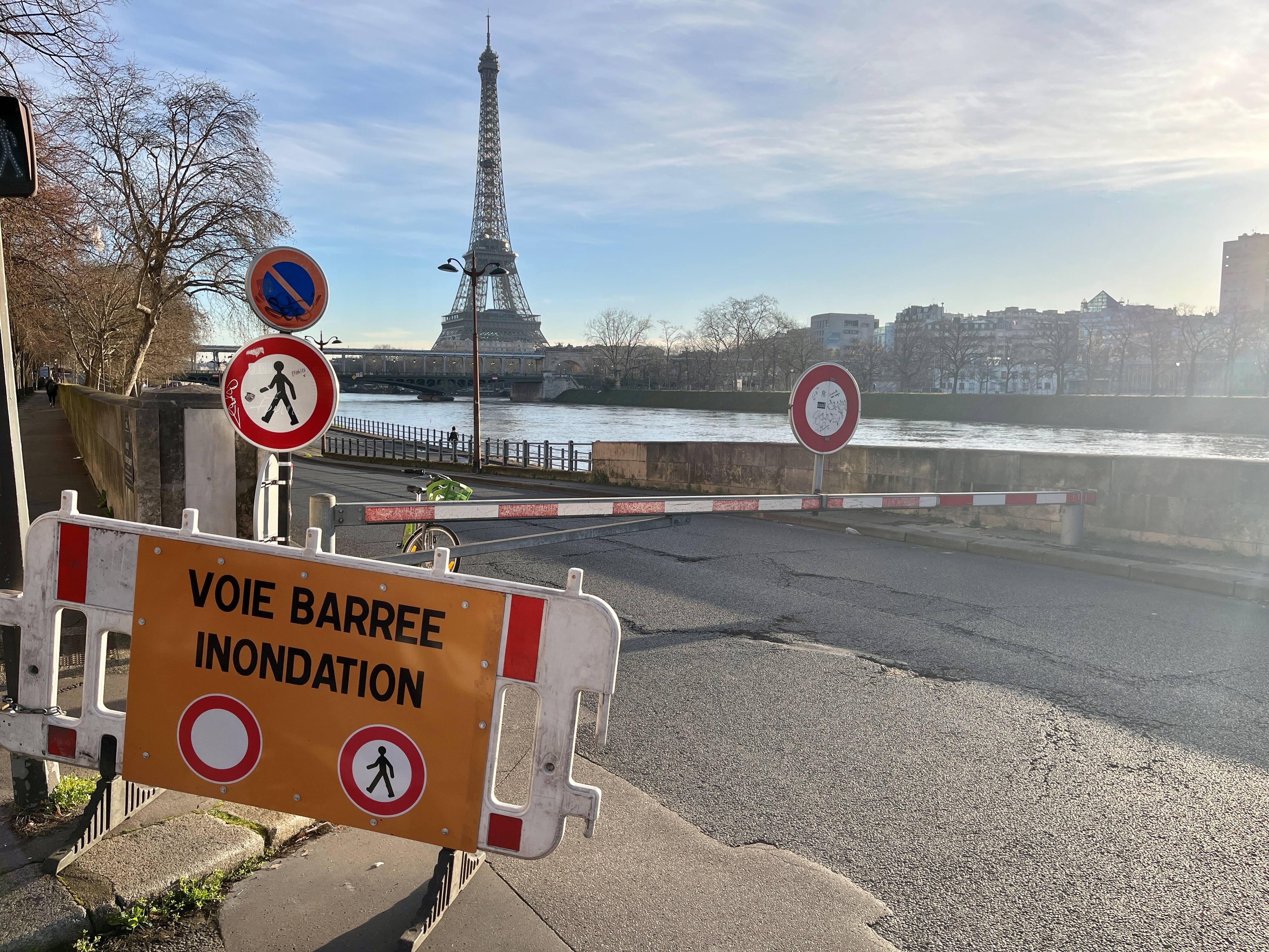 Paris (XVIe). La voie Georges Pompidou a été fermée à la circulation ce lundi matin en raison de la crue de la Seine. LP/Elie Julien