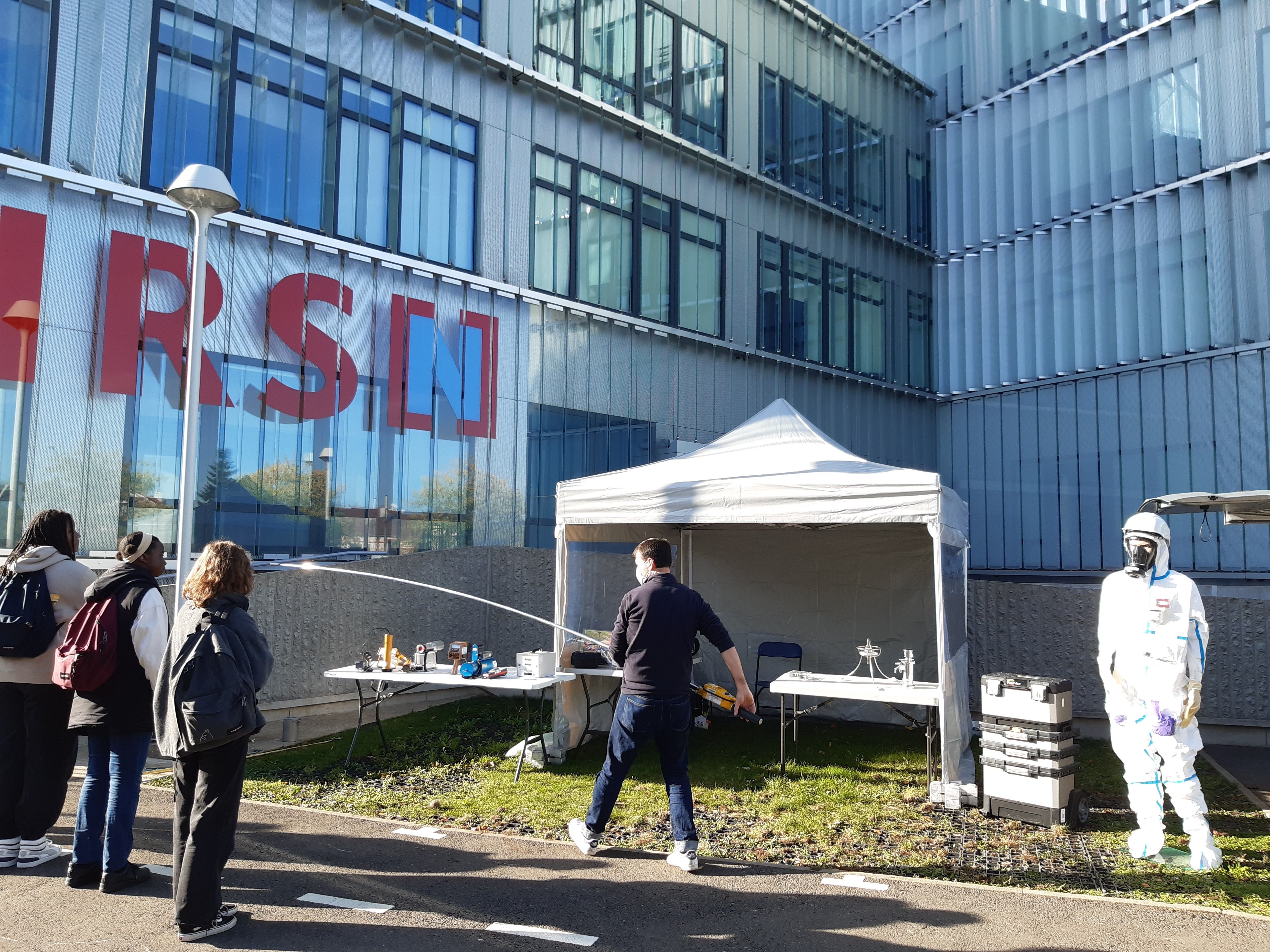 Fontenay-aux-Roses (Hauts-de-Seine), le 7 octobre 2022. L'IRSN dispose de moyens mobiles pour se rendre sur le terrain autour d'installations nucléaires où se sont produits des incidents et effectuer des mesures environnementales. Le site a accueilli des scolaires ce vendredi pour leur présenter ses missions. LP/Marjorie Lenhardt