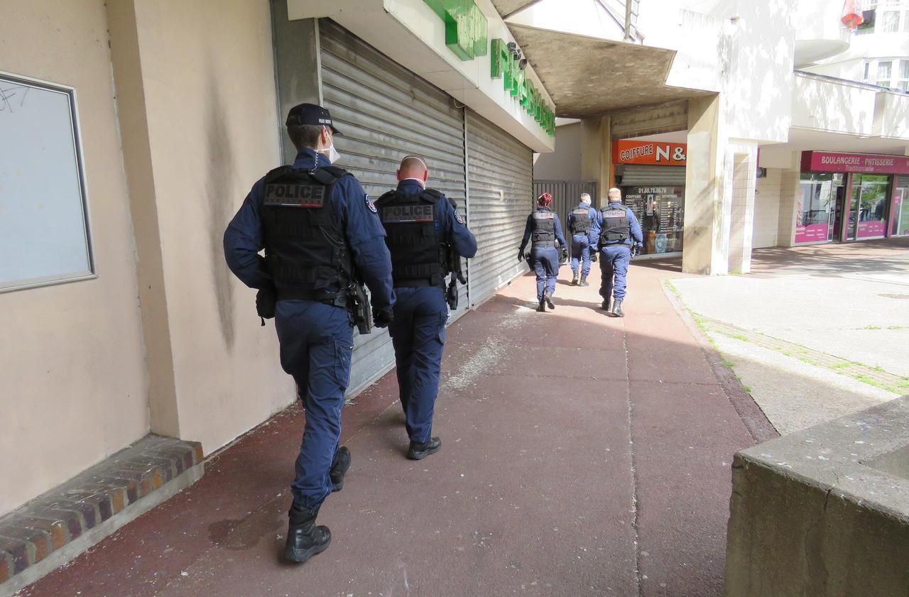 <b></b> Evry-Courcouronnes, mercredi 13 mai 2020. Pour tenter de récupérer des mortiers d’artifice qui pourraient être utilisés contre les forces de l’ordre, les policiers municipaux inspectent les abords des bâtiments et les parties communes.