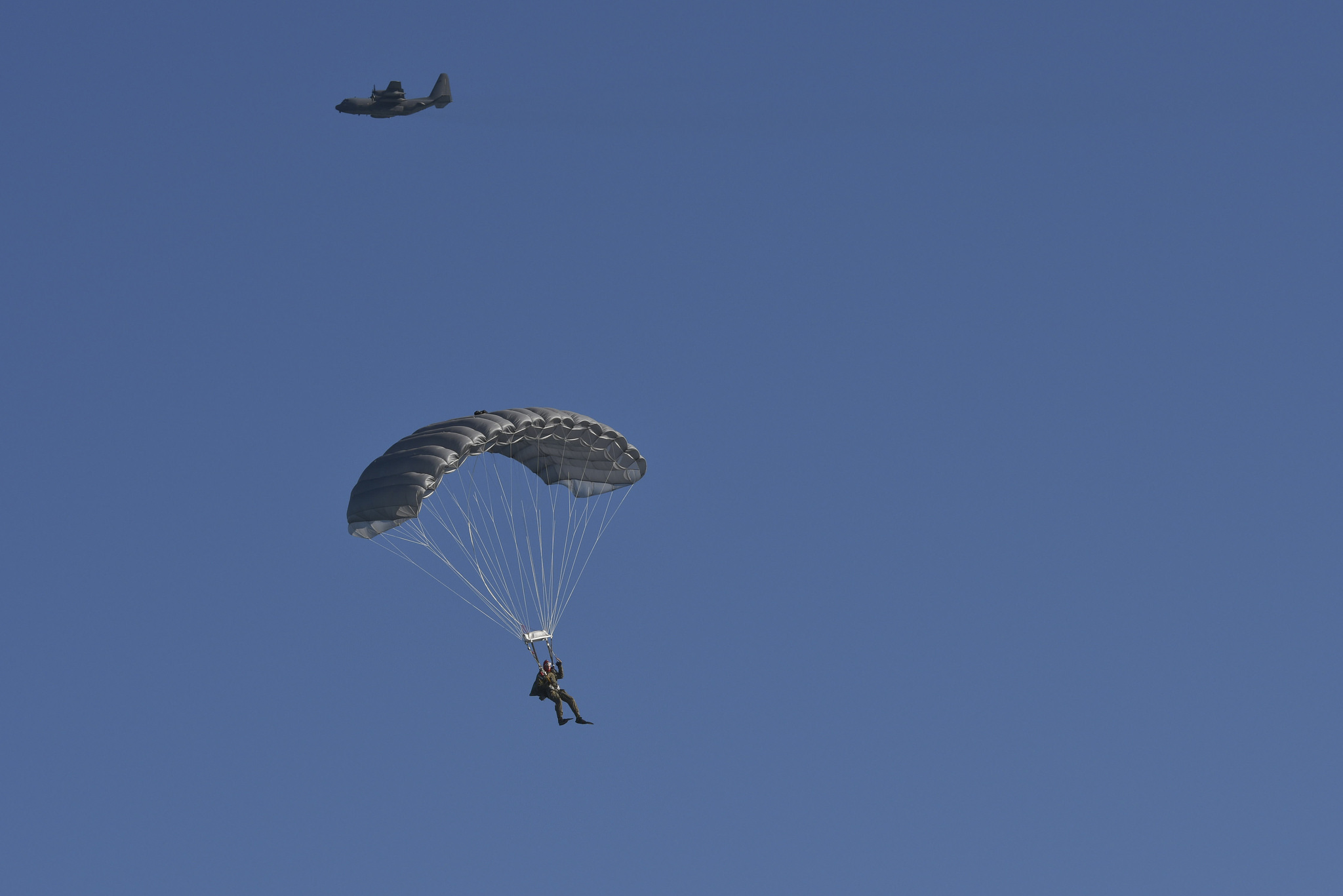 Le parachutiste a été pris par les vents avant d'atterrir. (Illustration) Wikimedia Commons/Junior Jumper