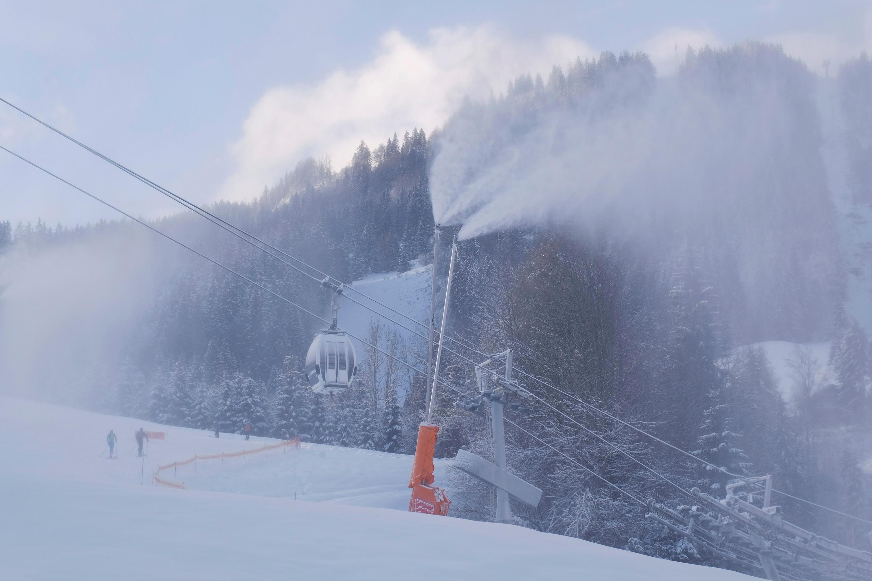 Les canons à neige sur les pistes de La Clusaz (Haute-Savoie). Une partie de la source du Lachat a été utilisée illégalement entre 2000 à 2023, afin de produire cette neige artificielle. DR/Giacomo Italiano