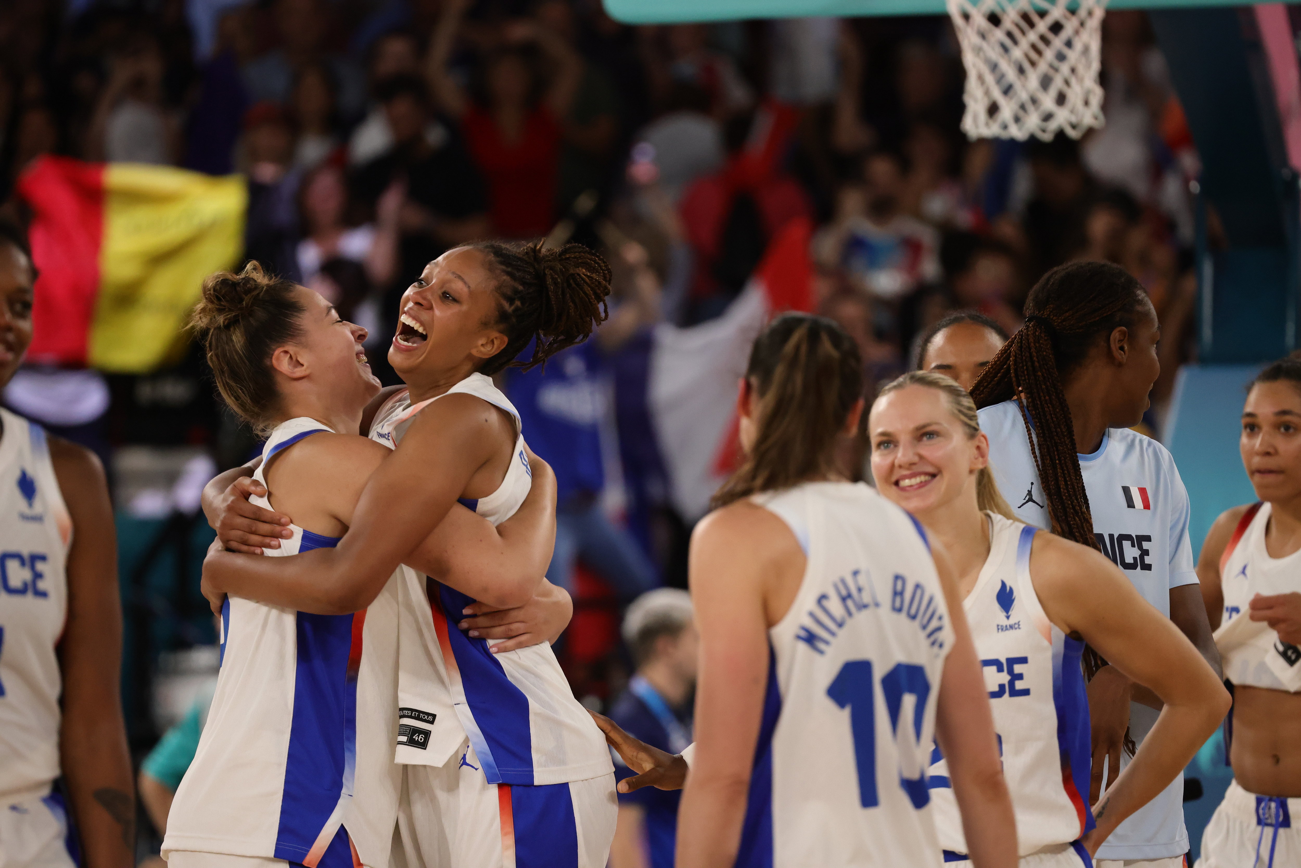 Les joueuses de l'équipe de France de basket (ici Iliana Rupert dans les bras d'Alexia Chery, à g.) sont en finale des JO de Paris 2024 face aux États-Unis LP/Olivier Arandel