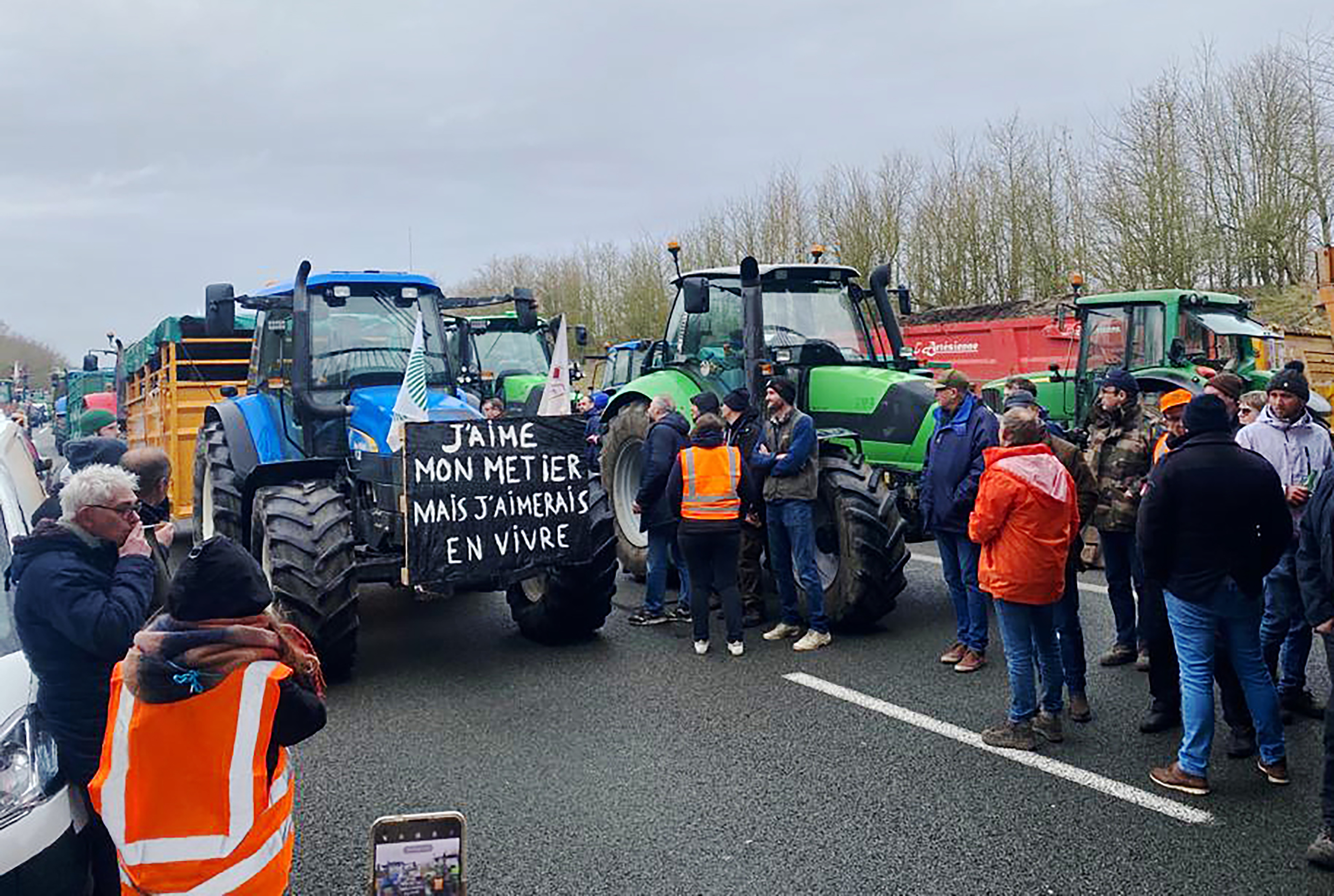 Ce mardi matin, sur l'A16, des agriculteurs originaires d'un peu partout de l'Oise ont commencé à bloquer l'autoroute. LP/Juliette Duclos