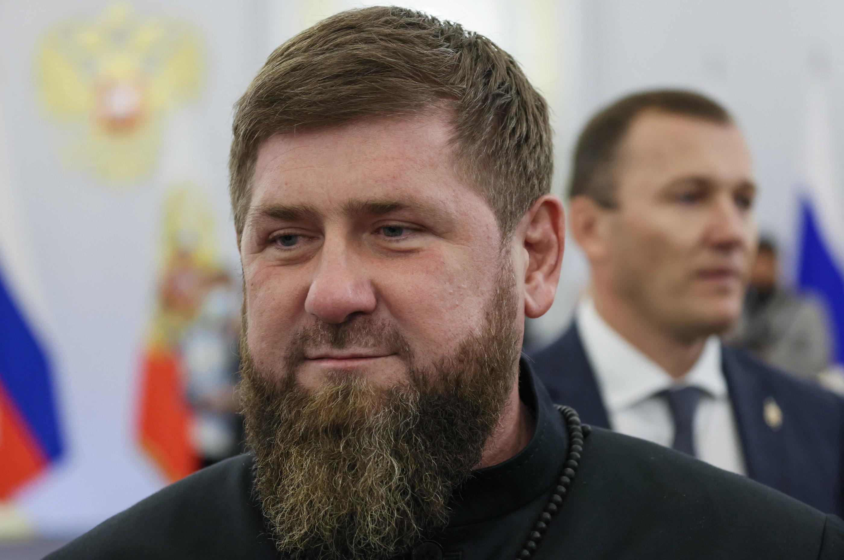 Vendredi, des informations de la presse ukrainienne, citant des sources au sein de la diaspora tchétchène et confirmées au média « Obozrevatel » par les renseignements ukrainiens, indiquaient que Ramzan Kadyrov, soutien sans faille de l’offensive russe en Ukraine, était dans le coma, « gravement » malade. METZEL / SPUTNIK / AFP