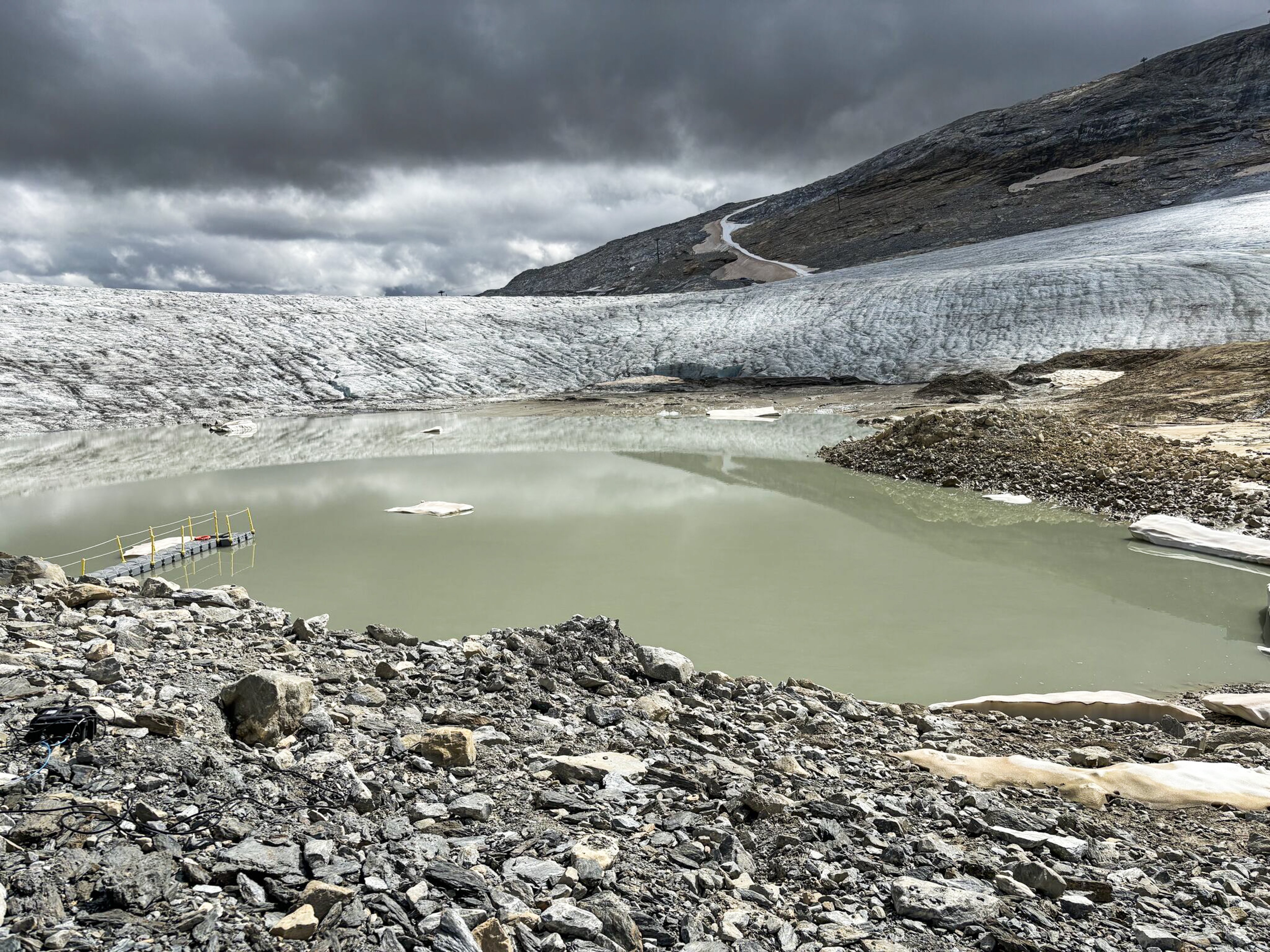 Le lac du Rosolin, formé par la fonte du glacier de la Grande Motte, est surveillé de près pour éviter d'éventuelles inondations en contrebas. LP/Thomas Pueyo