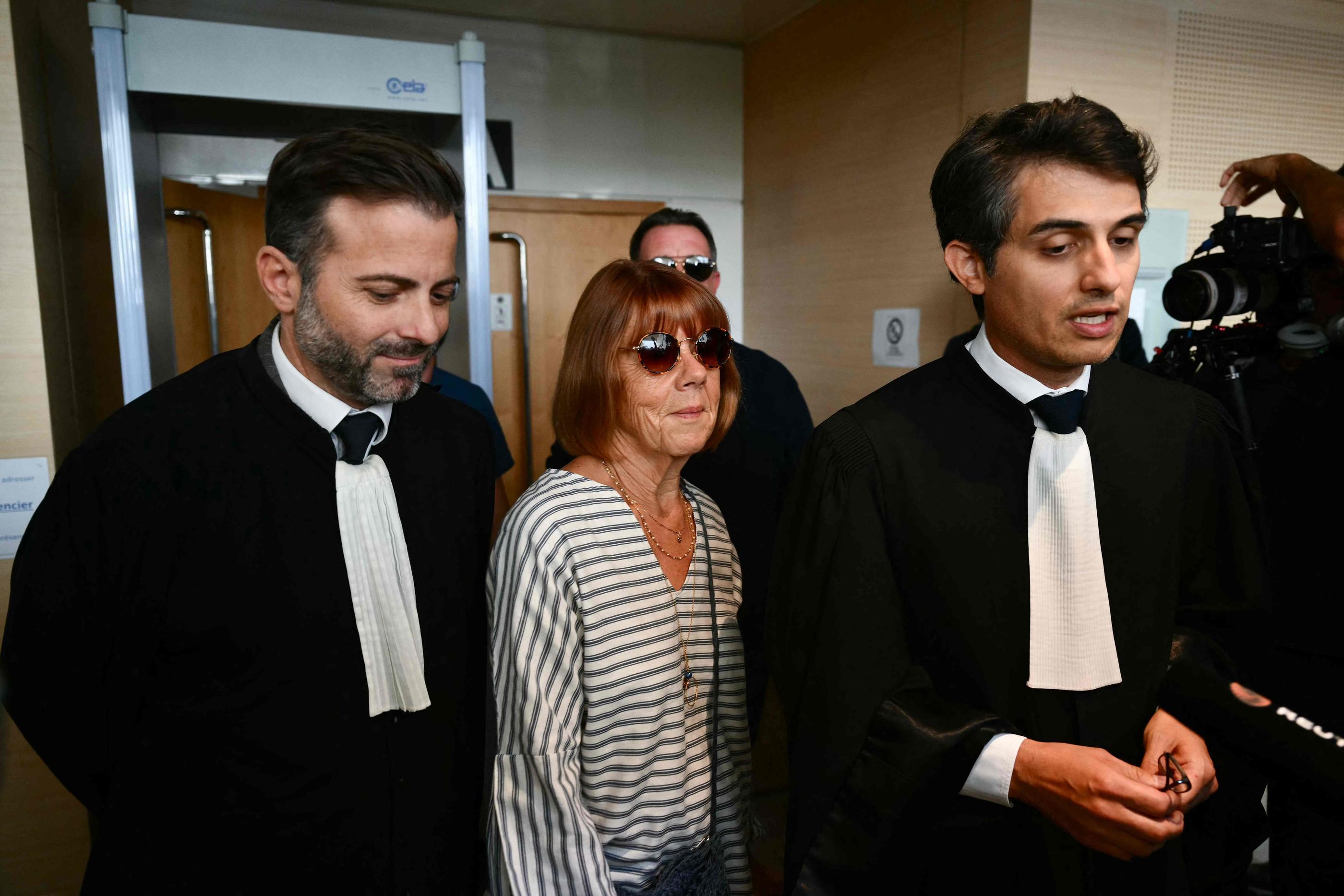 Gisele Pelicot (au centre), victime dans l'affaire des «viols de Mazan», entourée de ses avocats, Antoine Camus (à gauche) et Stéphane Babonneau (à droite). AFP/Christophe Simon