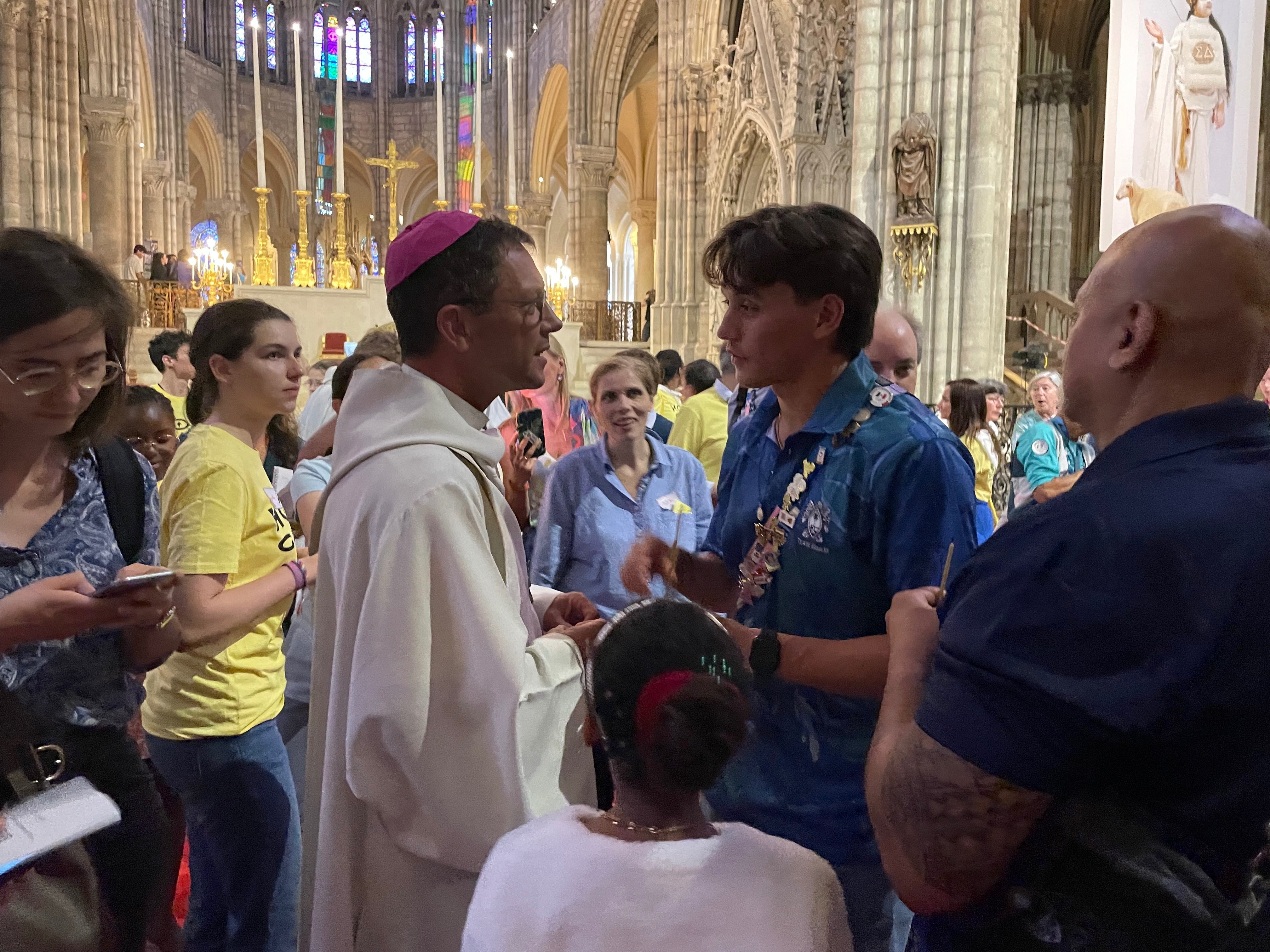 Saint-Denis (Seine-Saint-Denis), ce jeudi 25 juillet. Les athlètes du village olympique étaient invités à une bénédiction à la basilique à la veille de la cérémonie d’ouverture. Le sprinter Joseph Green (Guam) a répondu présent. LP/Nils Gobardhan