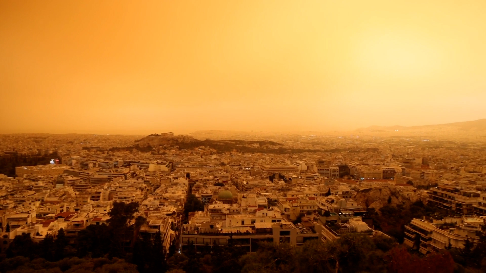 Le ciel d’Athènes a viré à l’orange mardi, en raison d’un nouvel épisode d’épais nuages de poussière du Sahara.
