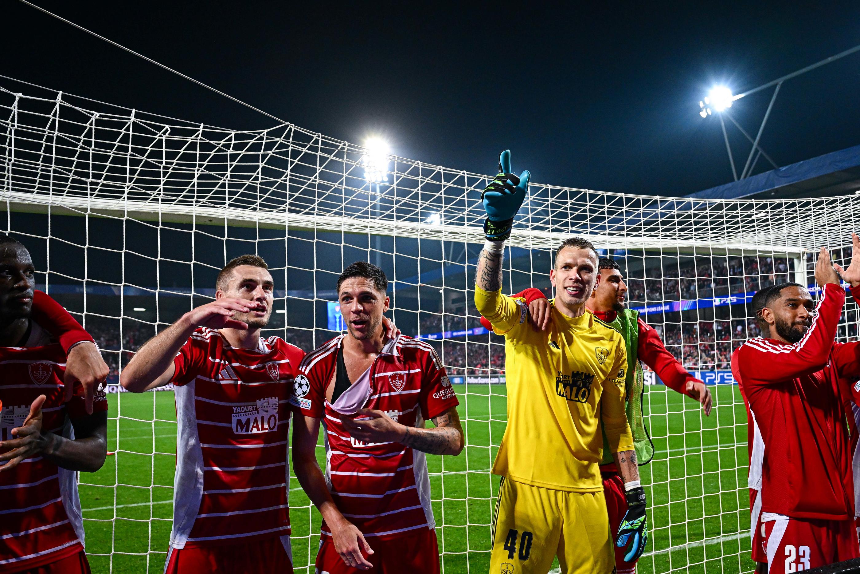 Les Brestois célèbrent une victoire historique. (Baptiste Fernandez/Icon Sport)