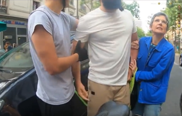 Sandrine Rousseau s'est interposée lors d'une altercation entre un cycliste et un taxi à Paris. Capture d'écran Twitch / Altis_play