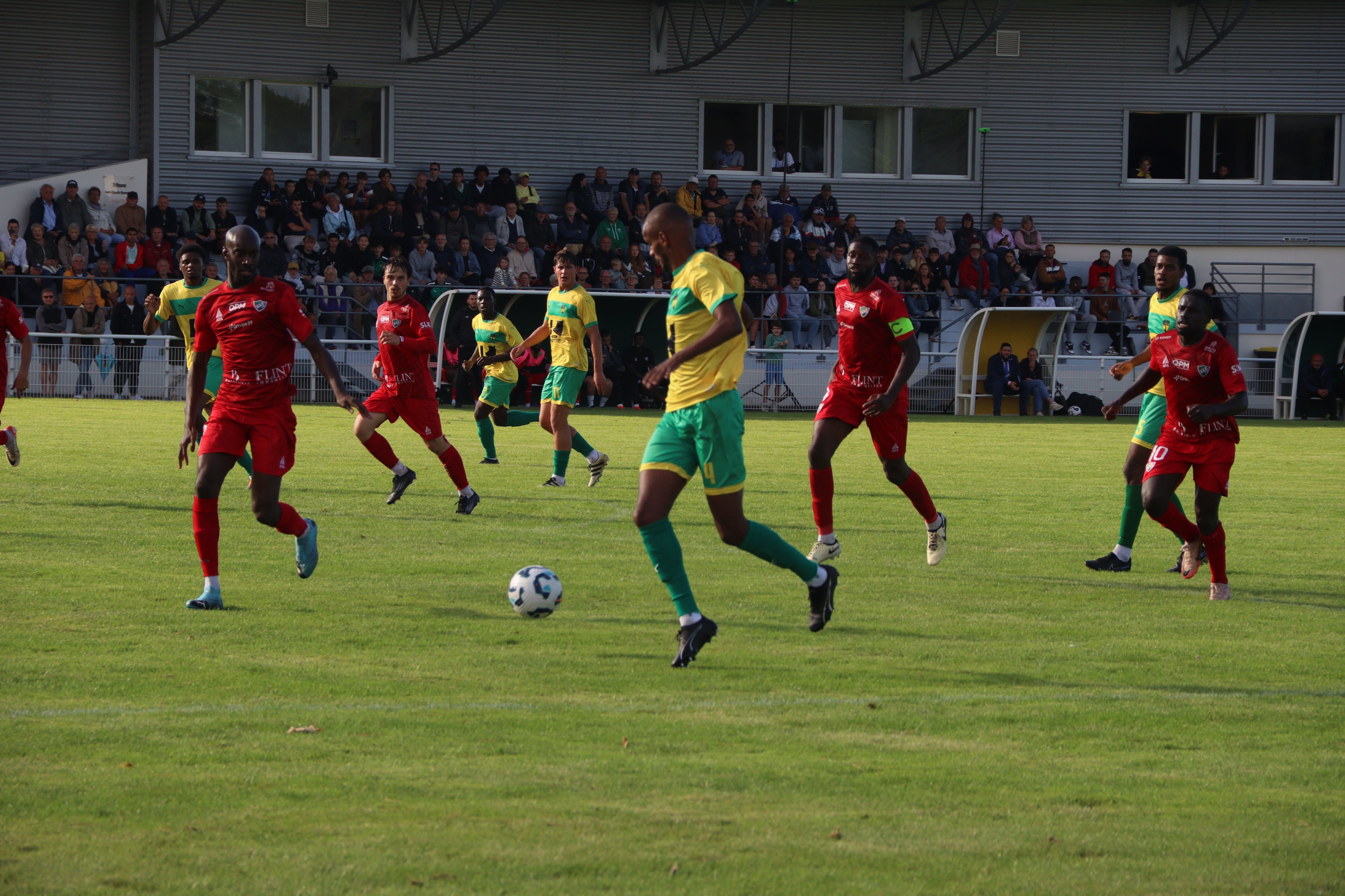 Les joueurs de Villers-Houlgate, en jaune et vert, ont cédé face à Chantilly (0-1) pour le premier match de leur histoire en N2, devant près de 400 spectateurs dans leur petit stade. LP/Esteban Pinel