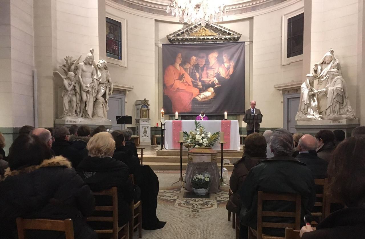 <b></b> Ville-d’Avray, samedi 30 décembre. Les habitants ont répondu présent autour de leur ancien maire, Denis Badré, pour rendre un dernier hommage à Andrée Roy.