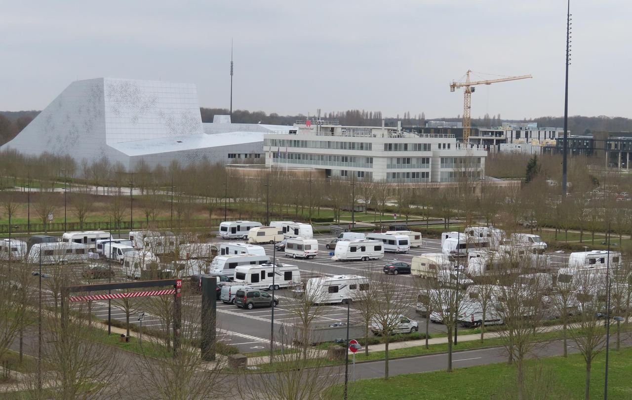 <b></b> Lieusaint, mardi 23 mars. Depuis novembre, les caravanes ont investi le parking du pôle médical de Sénart.
