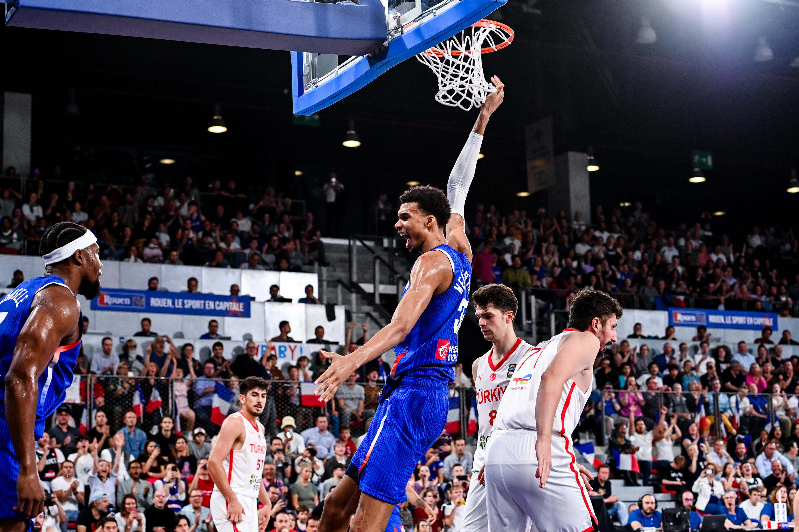 A Rouen, Victor Wembanyama a honoré sa cinquième sélection, la première avec Rudy Gobert, et ça promet beaucoup. Sandra Ruhaut/Icon Sport