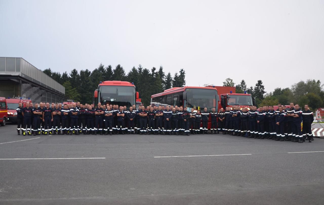 <b></b> Fleury-Mérogis, ce mardi matin. Cent pompiers d’Ile-de-France se sont retrouvés à l’aube à l’école départementale des sapeurs-pompiers de l’Essonne, pour partir ensemble en renfort dans le sud.  