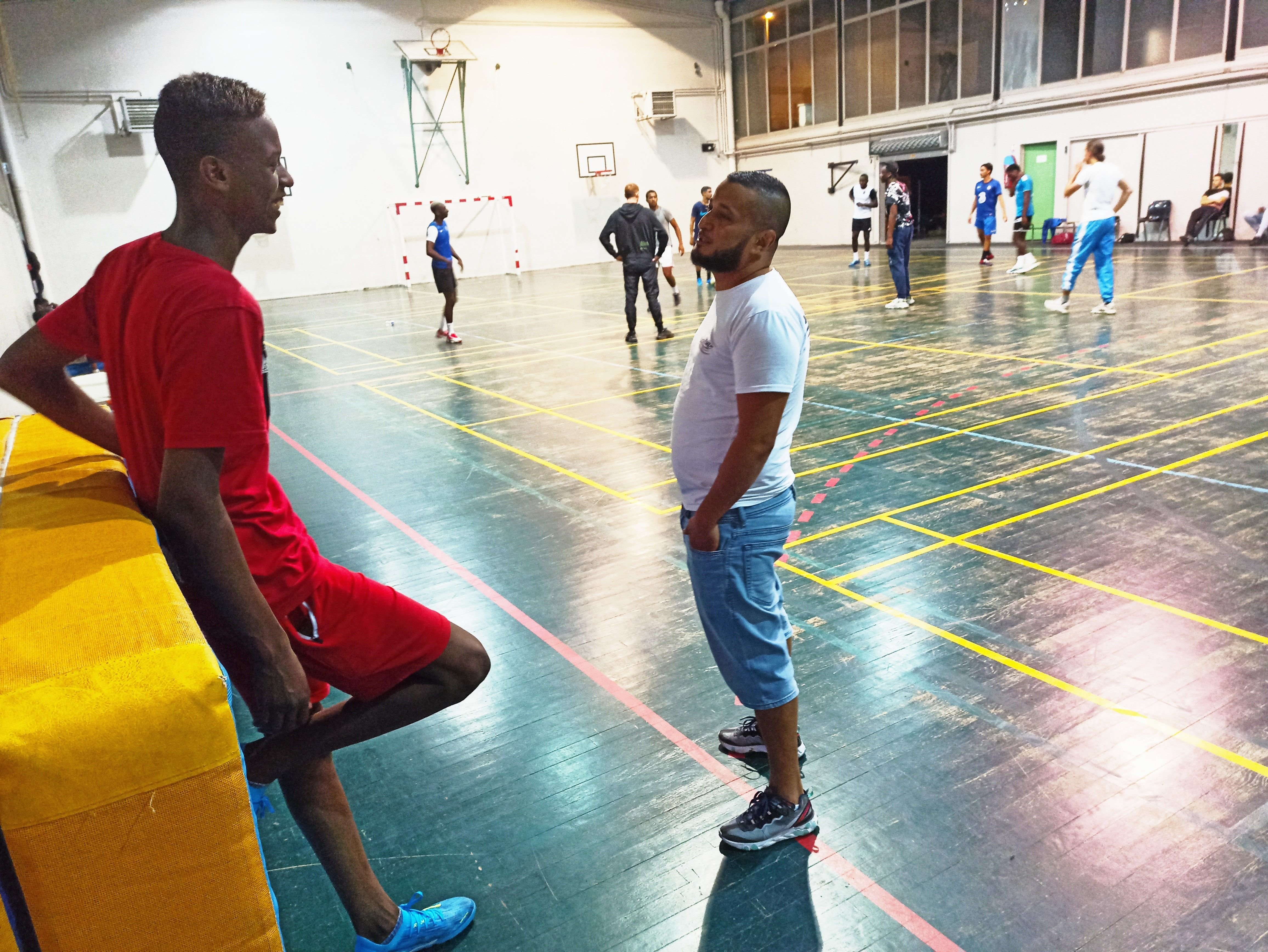 Montereau-Fault-Yonne (Seine-et-Marne), le 11 août. Wahib, l'animateur s'entretient avec Moussa, ravi de pouvoir faire du sport jusque tard dans la nuit. Le gymnase de Surville est ouvert le soir et la nuit pour que les  jeunes aient d'autres perspectives que de traîner dans les cages d'escalier. LP/Faustine Léo