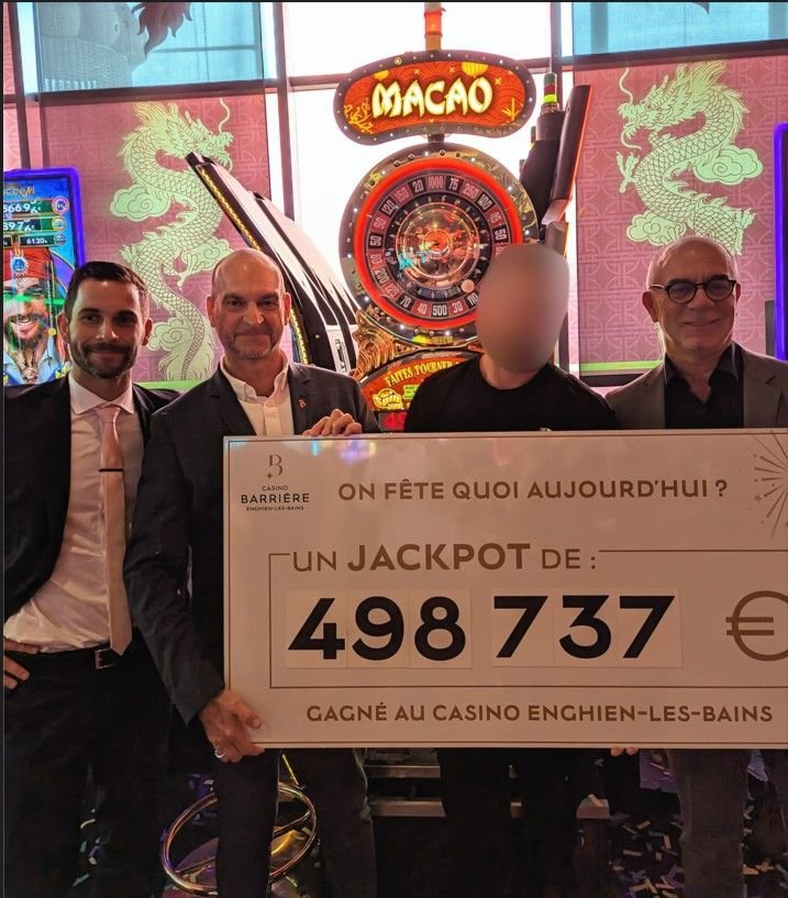 Enghien-les-Bains, jeudi 30 août. Un joueur (visage flouté) qui avait misé 6 euros sur une machine à sous a remporté un jackpot de 498 737 euros au casino Barrière, avec à droite son directeur, Jean-Charles Pitt. DR