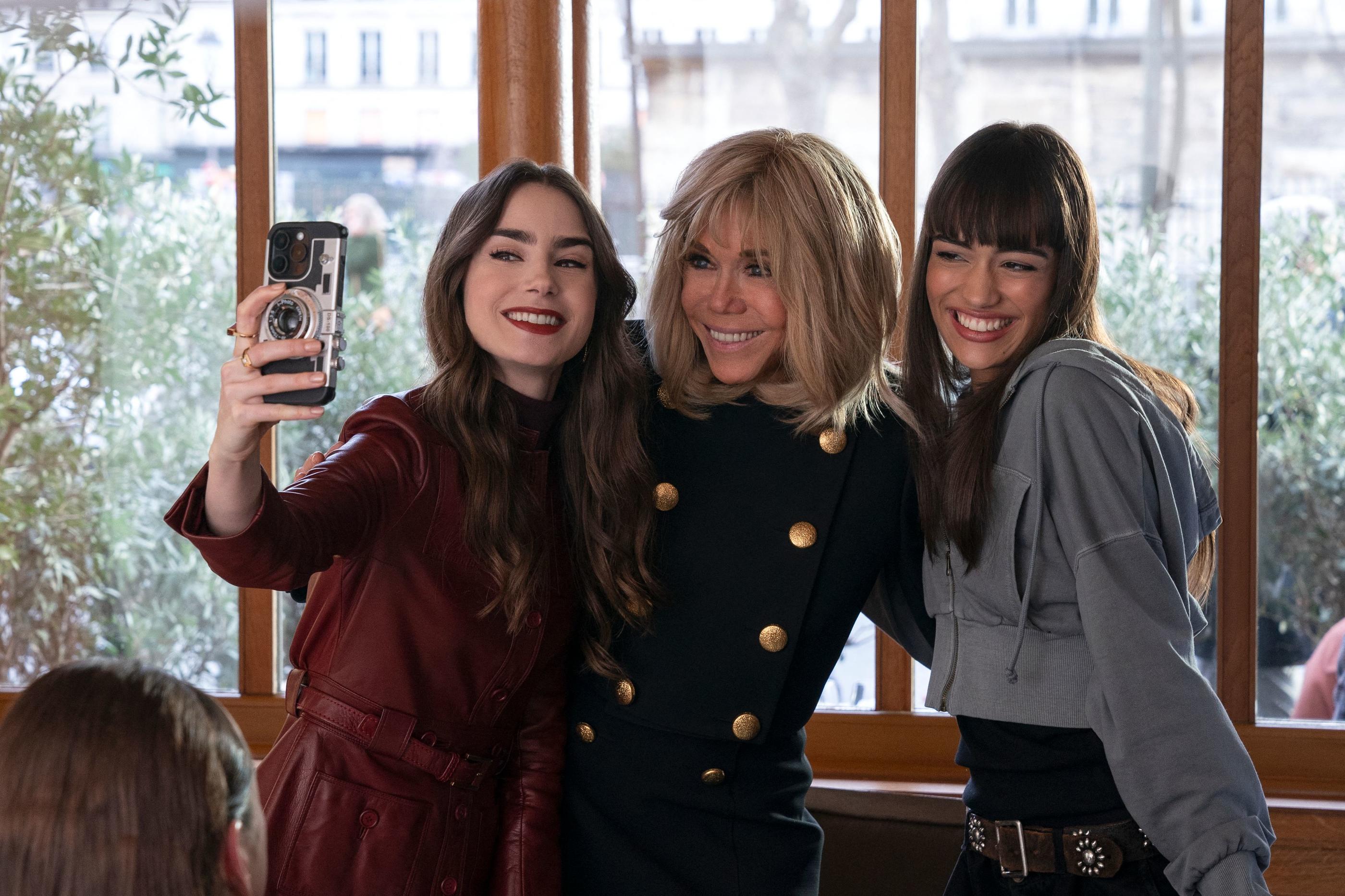 Lily Collins (alias Emily Cooper dans la série) avec Brigitte Macron et l'actrice française Thalia Besson dans l'épisode 7 de la saison 4 d'«Emily in Paris». AFP/Netflix/Stéphanie Branchu