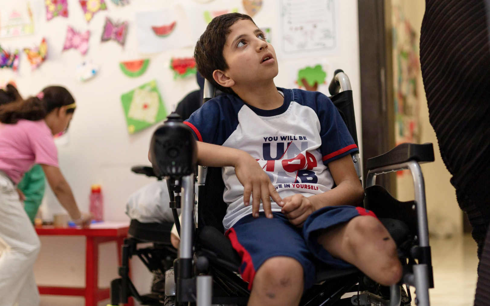 Un enfant palestinien amputé dans le centre de soins d’urgence du Qatar. LP/Mahmod Al Edwan