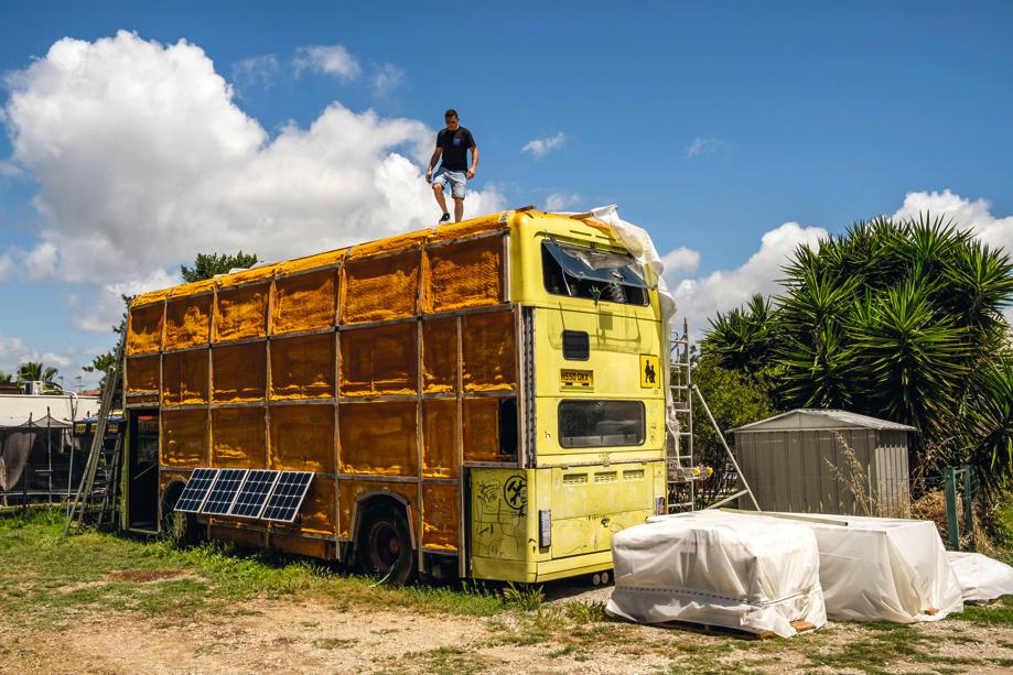 Maurad nous a fait visiter sa future maison, en cours d’isolation, à Pérols, dans l'Hérault. Avec Anne son épouse, Isaak et Noor, ses enfants, il transforme ce bus anglais pour en faire leur domicile. Tendance Floue/Gilles Coulon