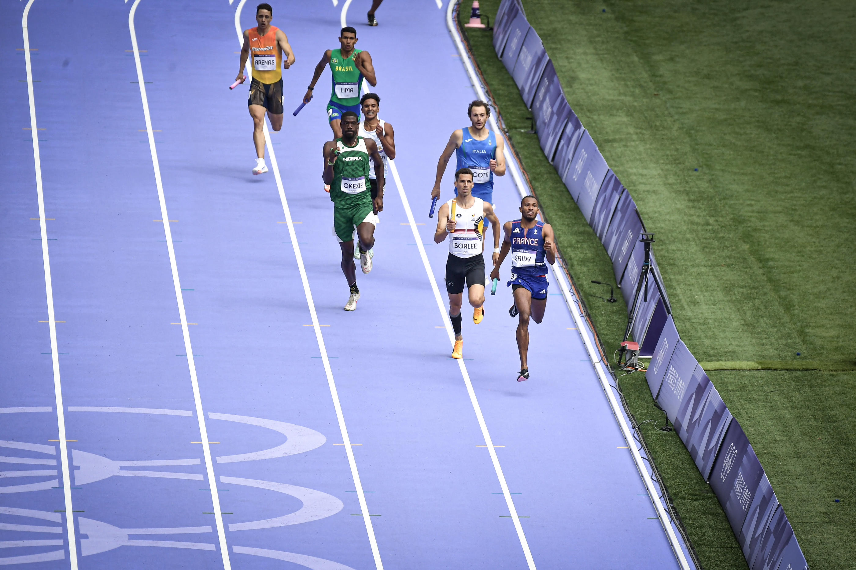 Fabrisio Saidy, ici lors des séries du 4x400 m vendredi, a chuté à un peu plus de 200 mètres de l'arrivée de la finale samedi soir. Icon/Firas Abdullah/ABACAPRESS.COM