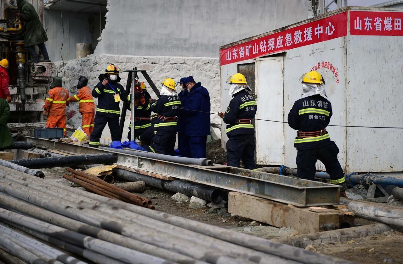 Chine : une dizaine de mineurs sauvés, les secours poursuivent leur course contre la montre