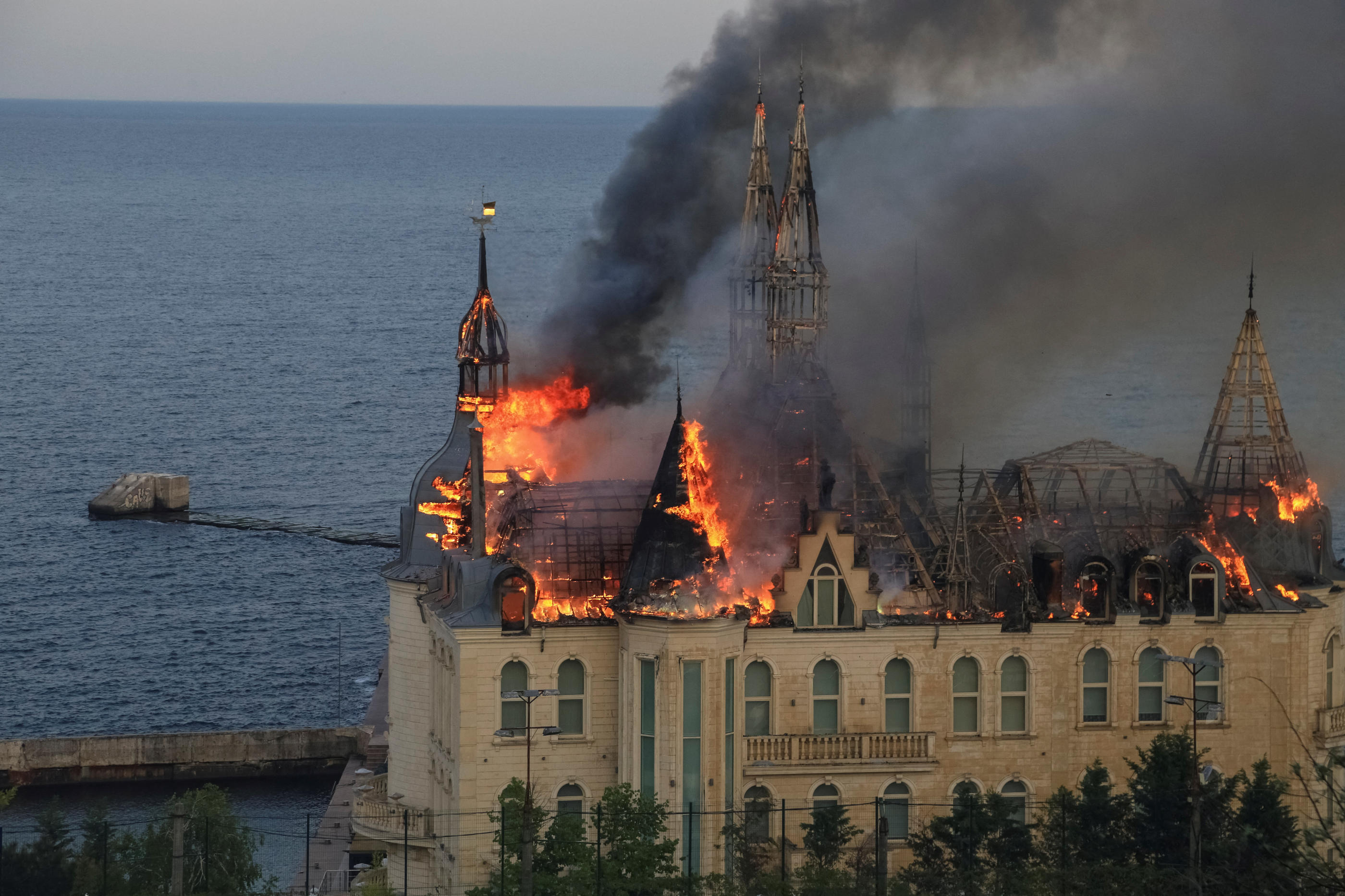 Un bâtiment en bord de mer appartenant à l’Académie juridique d’Odessa et réputé pour son architecture a pris feu. REUTERS/Sergey Smolentsev