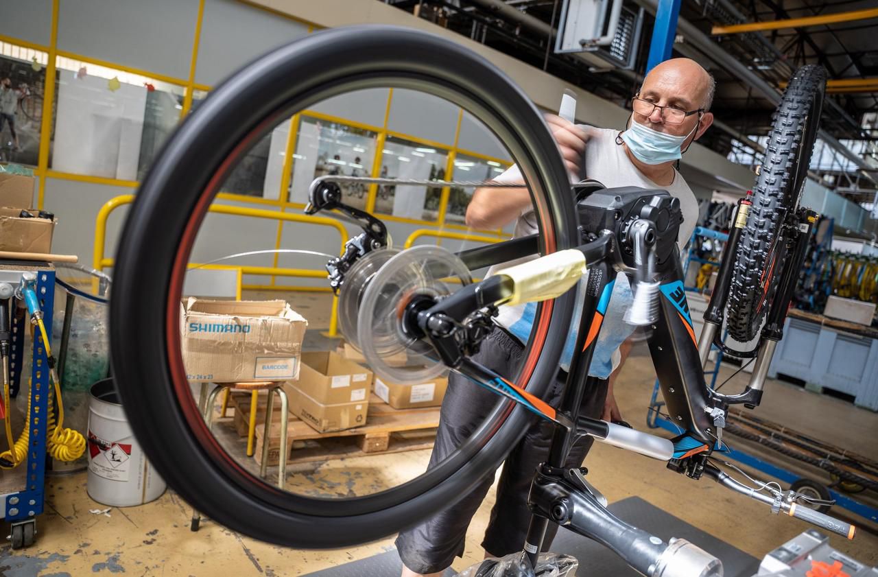 <b></b> Les 200 employés de l’usine Cycleurope fabriquent à 95 % des vélos à assistance électrique.