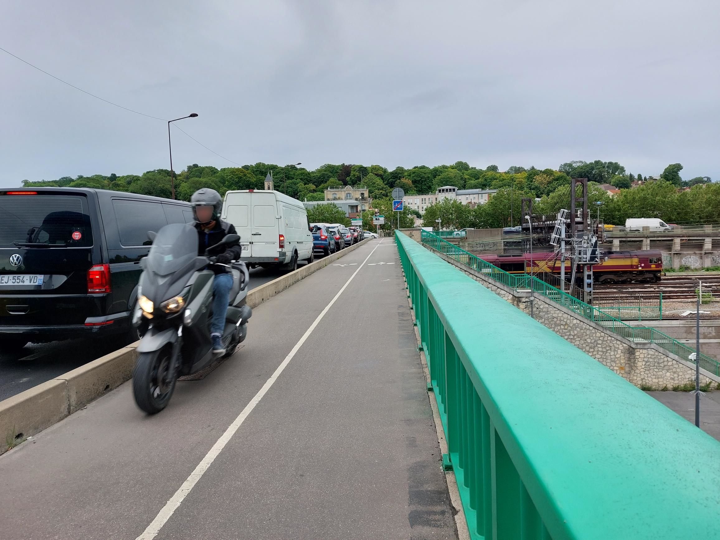 Pont de Villeneuve, le vendredi 21 juillet 2023. Les deux-roues sont filmés par une caméra installée côté Villeneuve-Saint-Georges. LP/Gérald Moruzzi