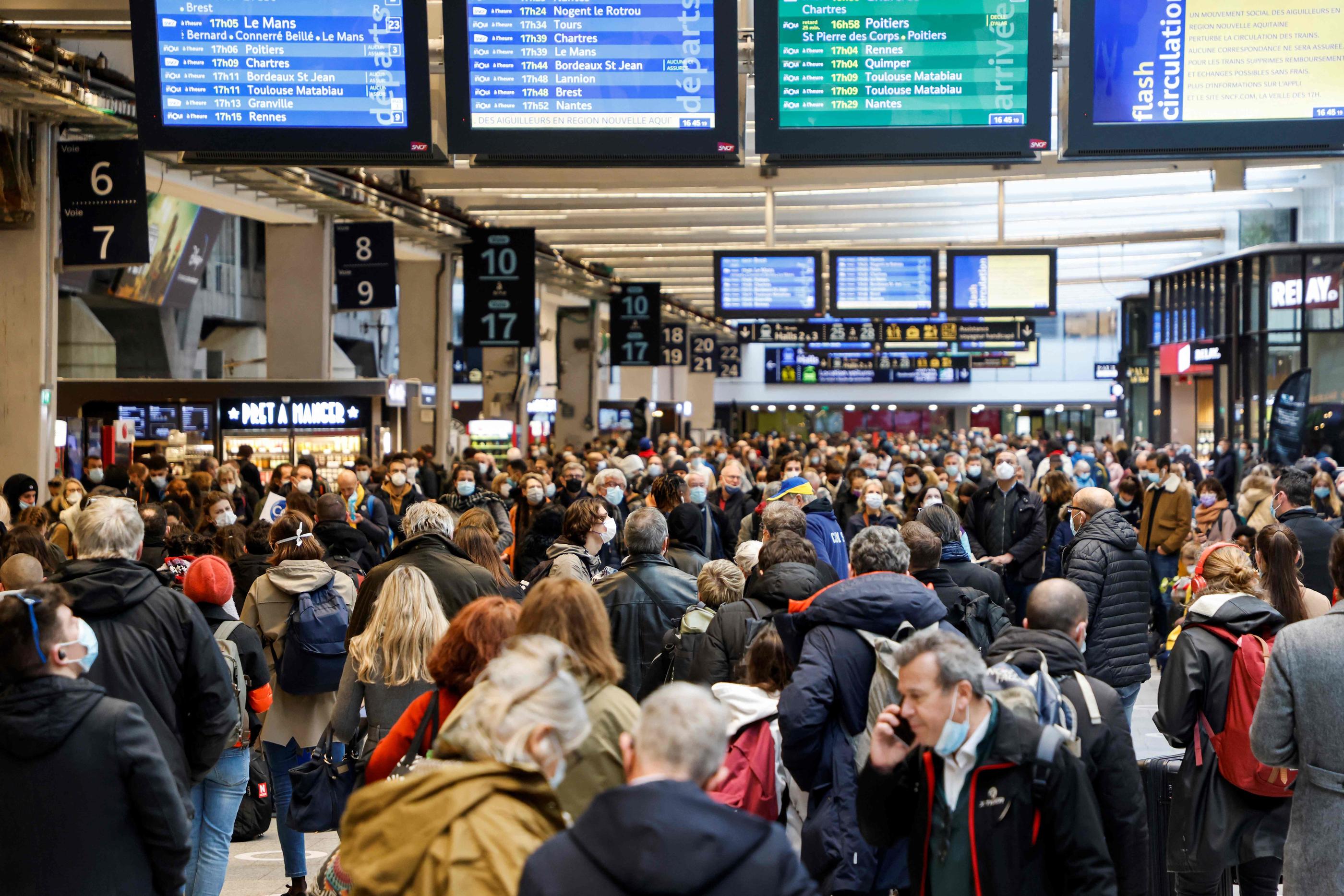 De nombreux trains vont être supprimés ce week-end, notamment au départ de la gare Montparnasse (en photo). D'autres mouvements sociaux pourraient avoir lieu avant ou pendant les JO. AFP/Ludovic Marin
