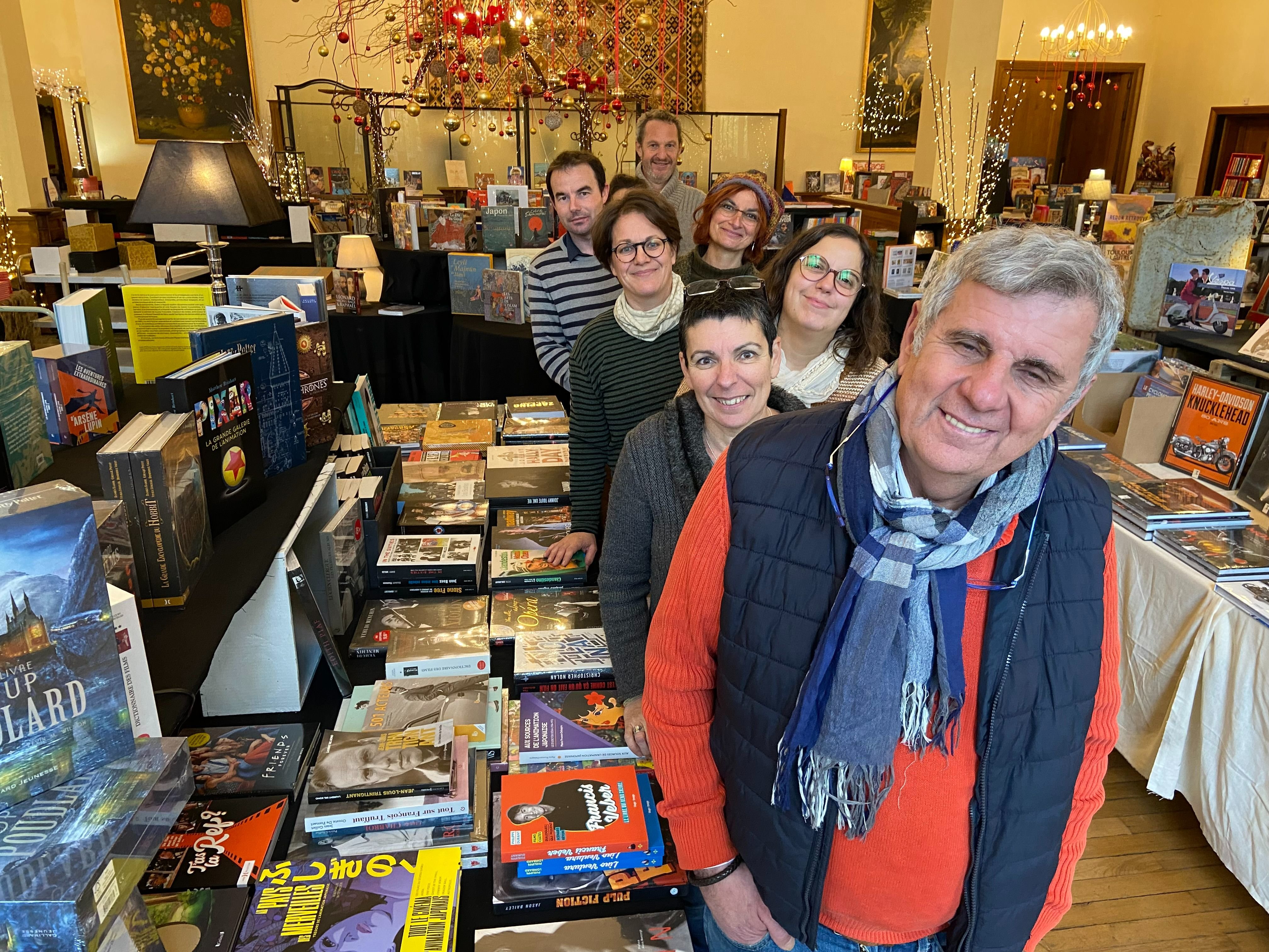 Coulommiers, le mercredi 23 novembre 2022. La Librairie éphémère, douzième du nom, ouvre ses portes ce jeudi. C'est Charles Brahimi (gilet et écharpe bleus) qui la pilote. Il est entouré de bénévoles. Plus de 17 000 livres différents seront offerts à la vente. LP/Sébastien Roselé