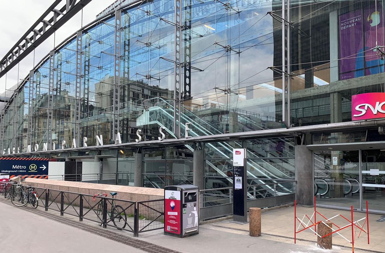 <b></b> A la gare Montparnasse, ce vendredi en fin d'après-midi, les forces de l'ordre ont renforcé les contrôles afin de dissuader les voyageurs de partir en vacances, alors que les congés de printemps débutent ce soir pour la zone C.