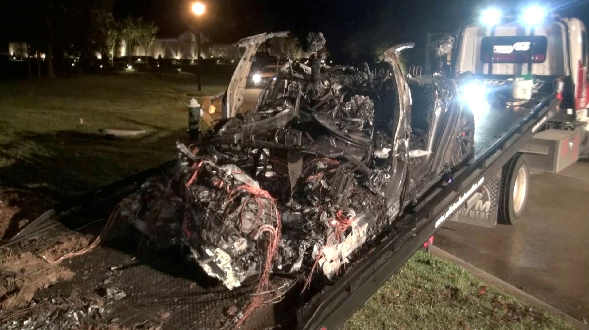 The Woodlands (Texas, Etats-Unis), le 17 avril. La voiture accidentée est enlevée. Reuters/Scott J. Engle
