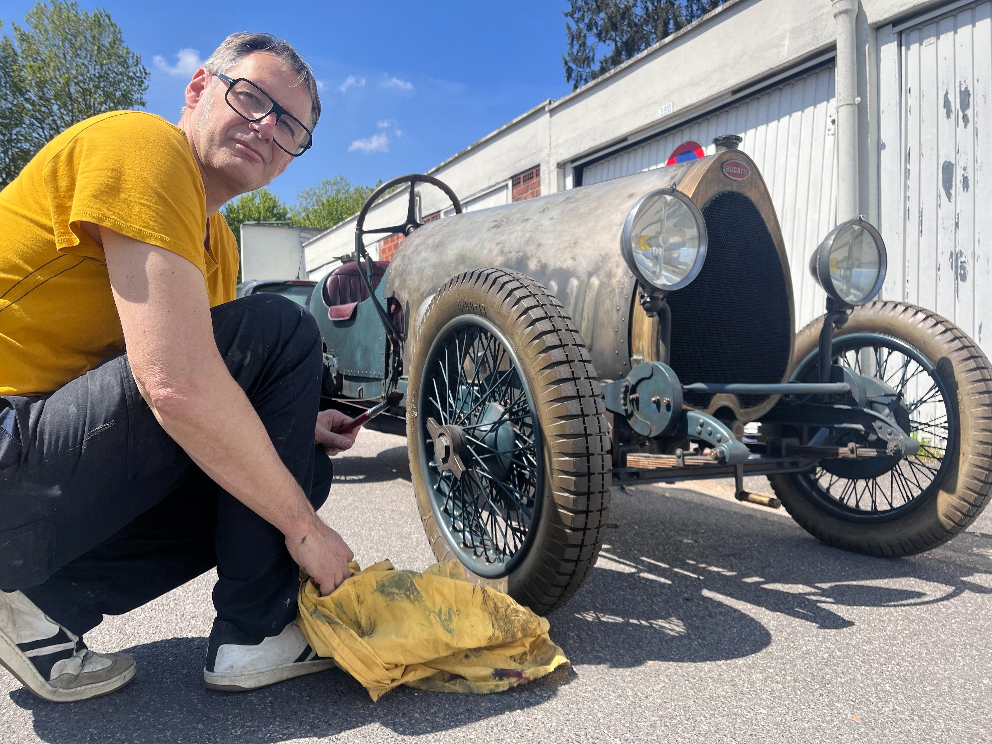 Cuir fatigué, pièces rouillées… à Grigny, cet artiste remet les véhicules  de collection « dans leur jus » - Le Parisien