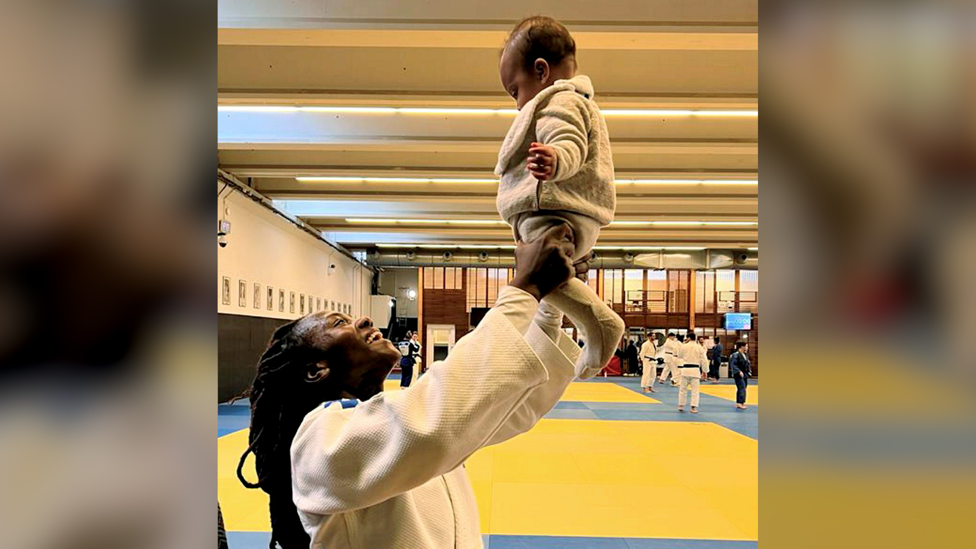 Clarisse Agbégnénou, sextuple championne du monde de judo, avec sa fille.