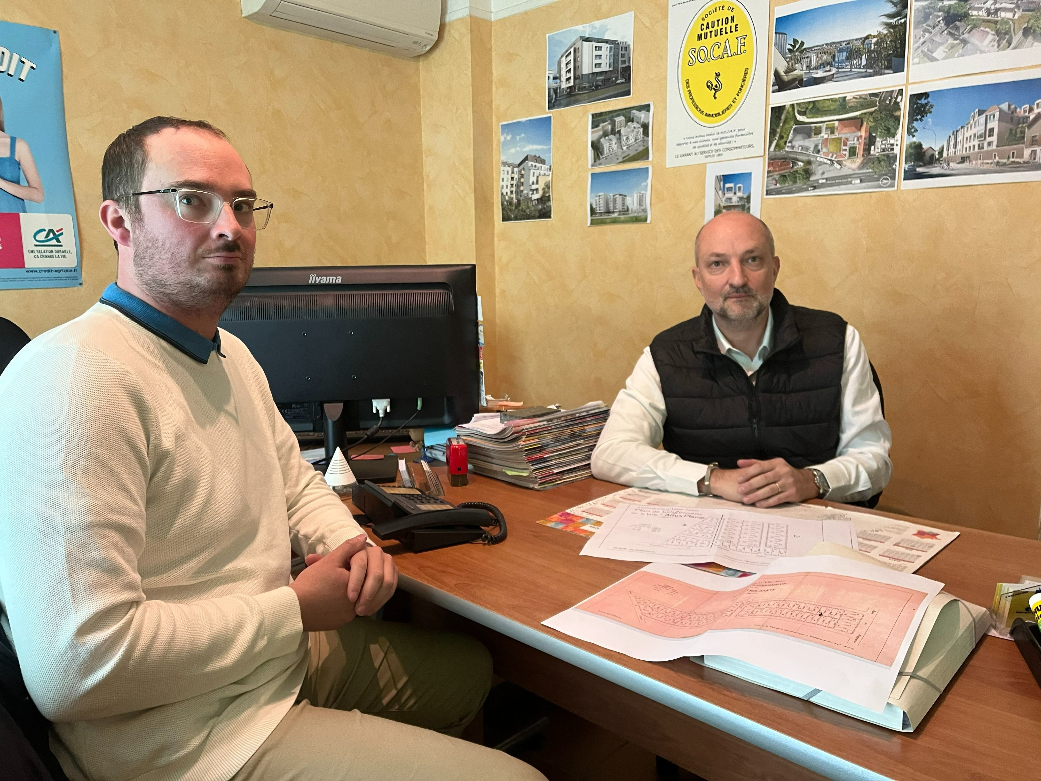 Athis-Mons (Essonne), le 10 novembre. Philippe Legendre (à droite), agent immobilier, et Frédéric Jouenne, géomètre, s'inquiètent du nouveau PLU de la ville. LP/Nolwenn Cosson