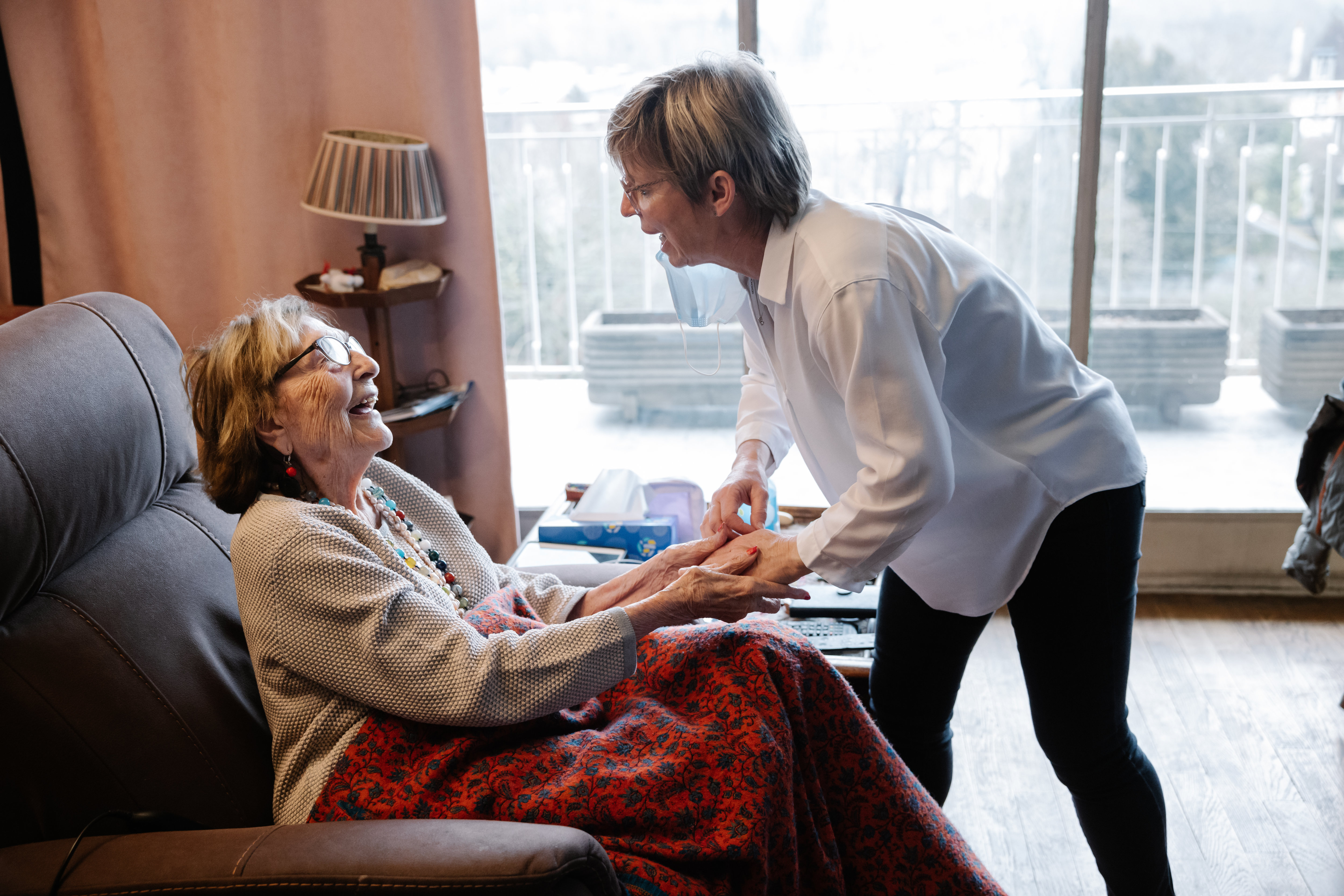 Nathalie Le Corre, ici avec la doyenne de ses patientes, Colette, 103 ans, démarre ses journées à 6 heures, et ne revient pas chez elle «avant 19h30, voire 20 heures». LP/Arnaud Dumontier