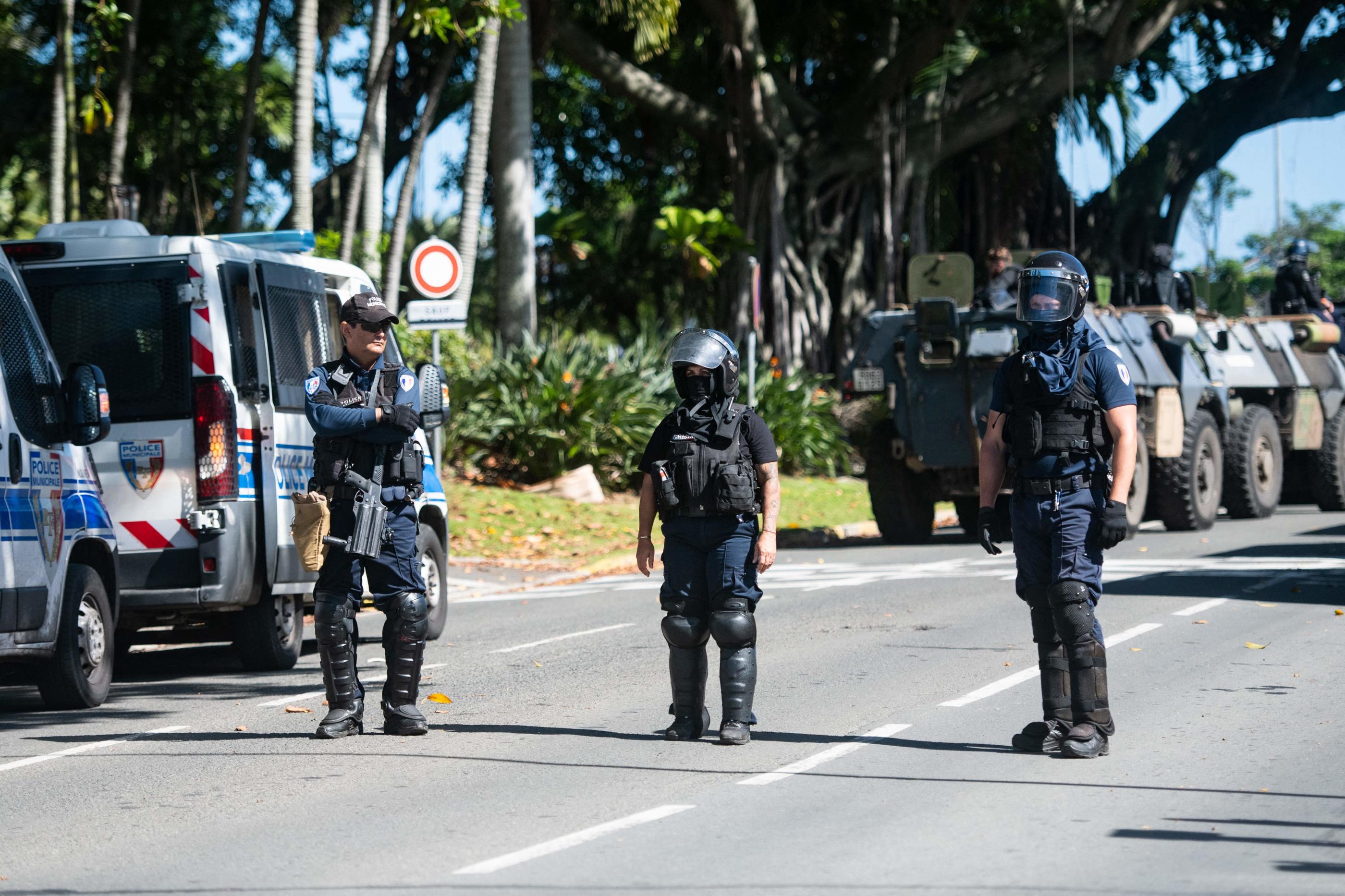 Des policiers en tenue antiémeute, à Nouméa (Nouvelle-Calédonie), le 18 mai 2024. AFP/Delphine Mayeur