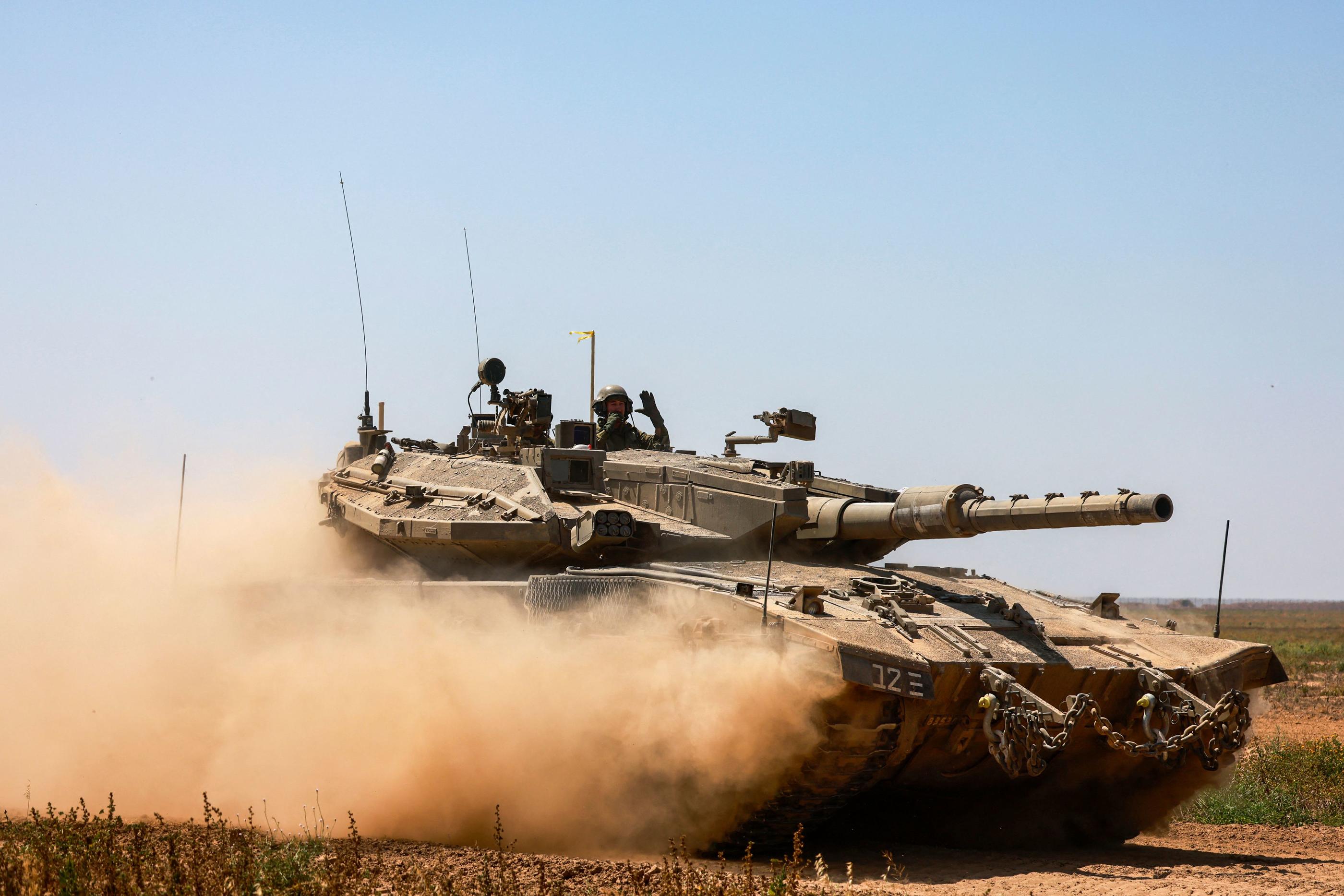 Tank israélien patrouillant à la frontière sud de Gaza.  AFP / Menahem Kahana. 
