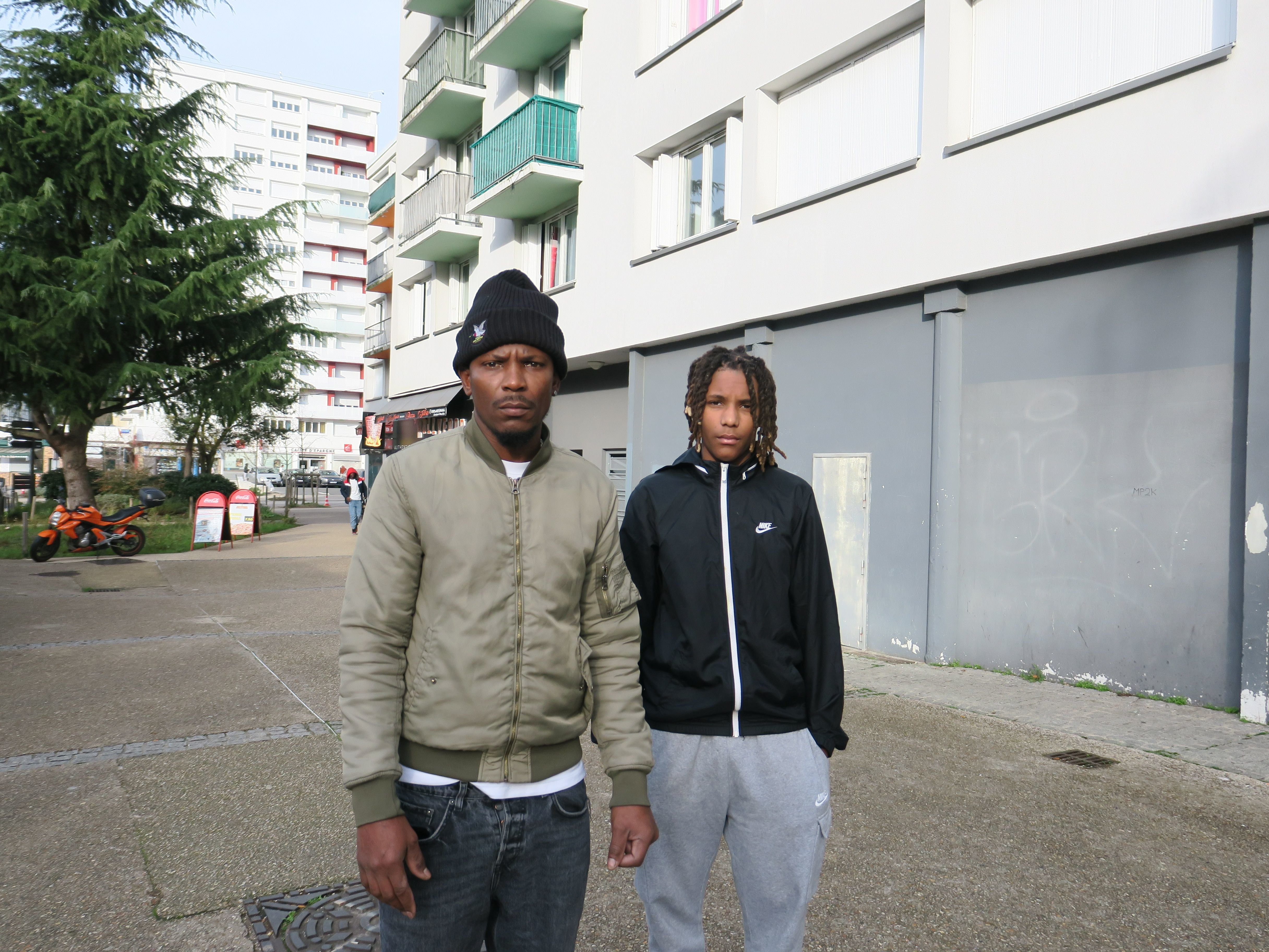 Saint-Michel-sur-Orge (Essonne), le 27 décembre 2023. Djeyson (à droite, ici avec son père Adilson) a été touché, sur ce trottoir, par un éclat de grenade de désencerclement lancée par un policier le 3 juin 2020. LP/Sébastien Morelli