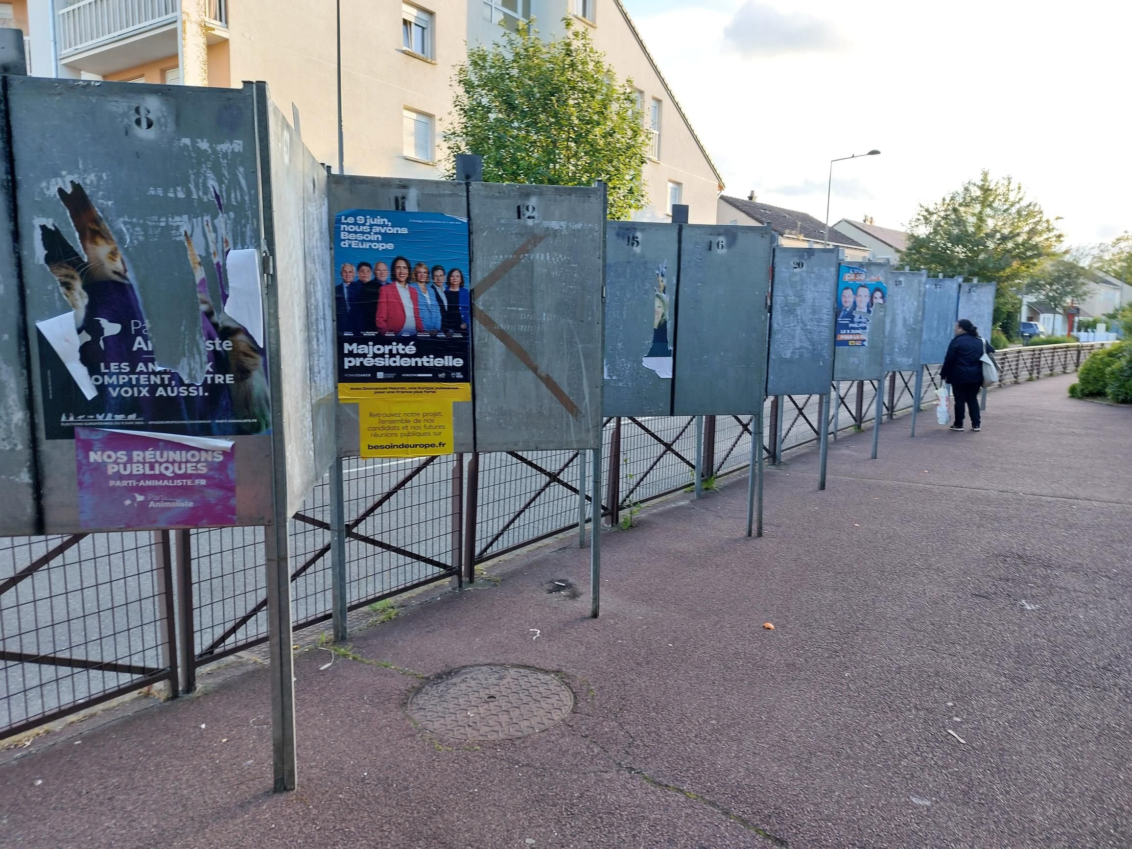 Changement d'affichage en vue. Les panneaux utilisés pour les élections européennes devraient rester installés jusqu'aux législatives, programmées les 30 juin et 7 juillet. LP/Christophe Lefèvre