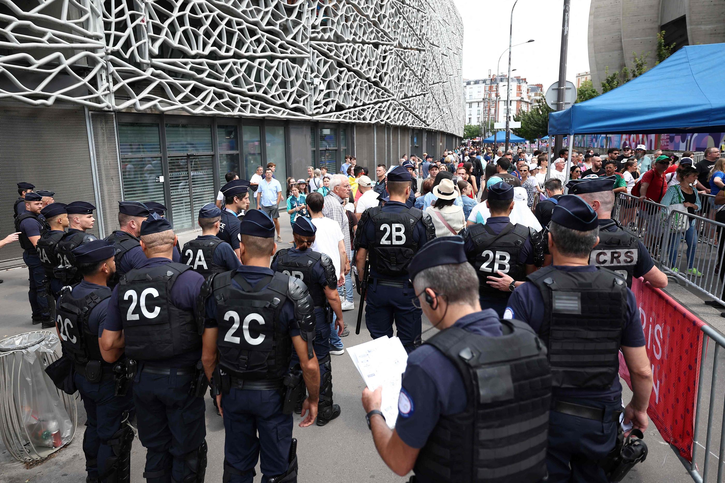 De larges files d'attentes se sont créées aux abords du Parc des Princes à Paris avant la rencontre de football entre l'Ouzbékistan et l'Espagne. AFP/Franck Fife