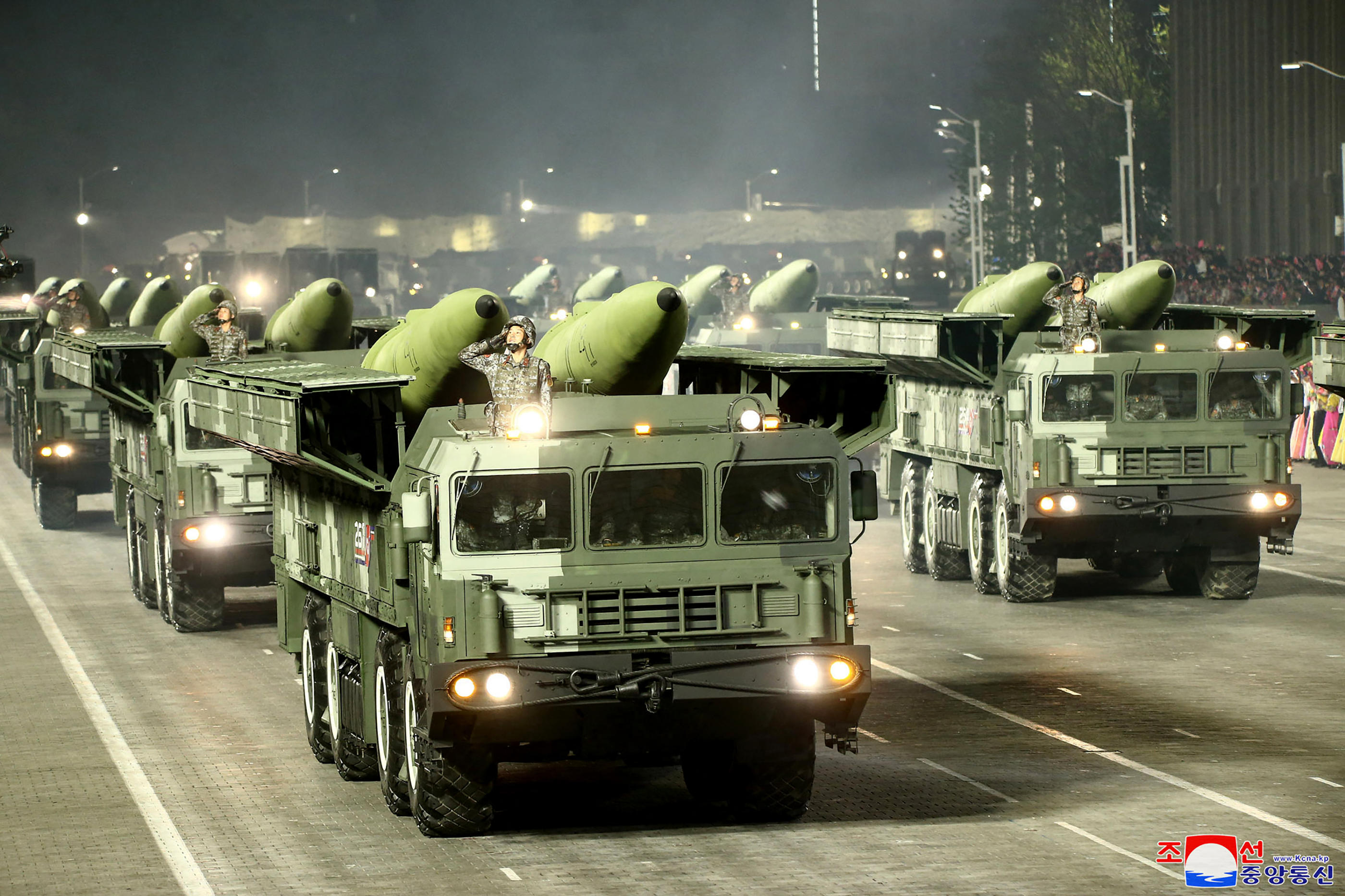 La Russie pourrait envisager de se tourner vers la Corée du Nord pour des livraisons d'armes dans le cadre de la guerre en Ukraine (illustration, lors d'un défile militaire en avril 2022). AFP PHOTO/KCNA VIA KNS