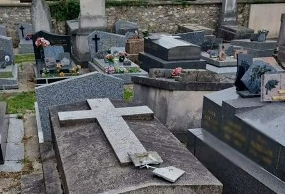 Pierrefitte. Une cinquantaine de tombes ont été vandalisées, des plaques cassées et des fleurs abîmées, dans le cimetière communal, causant un vif émoi. DR