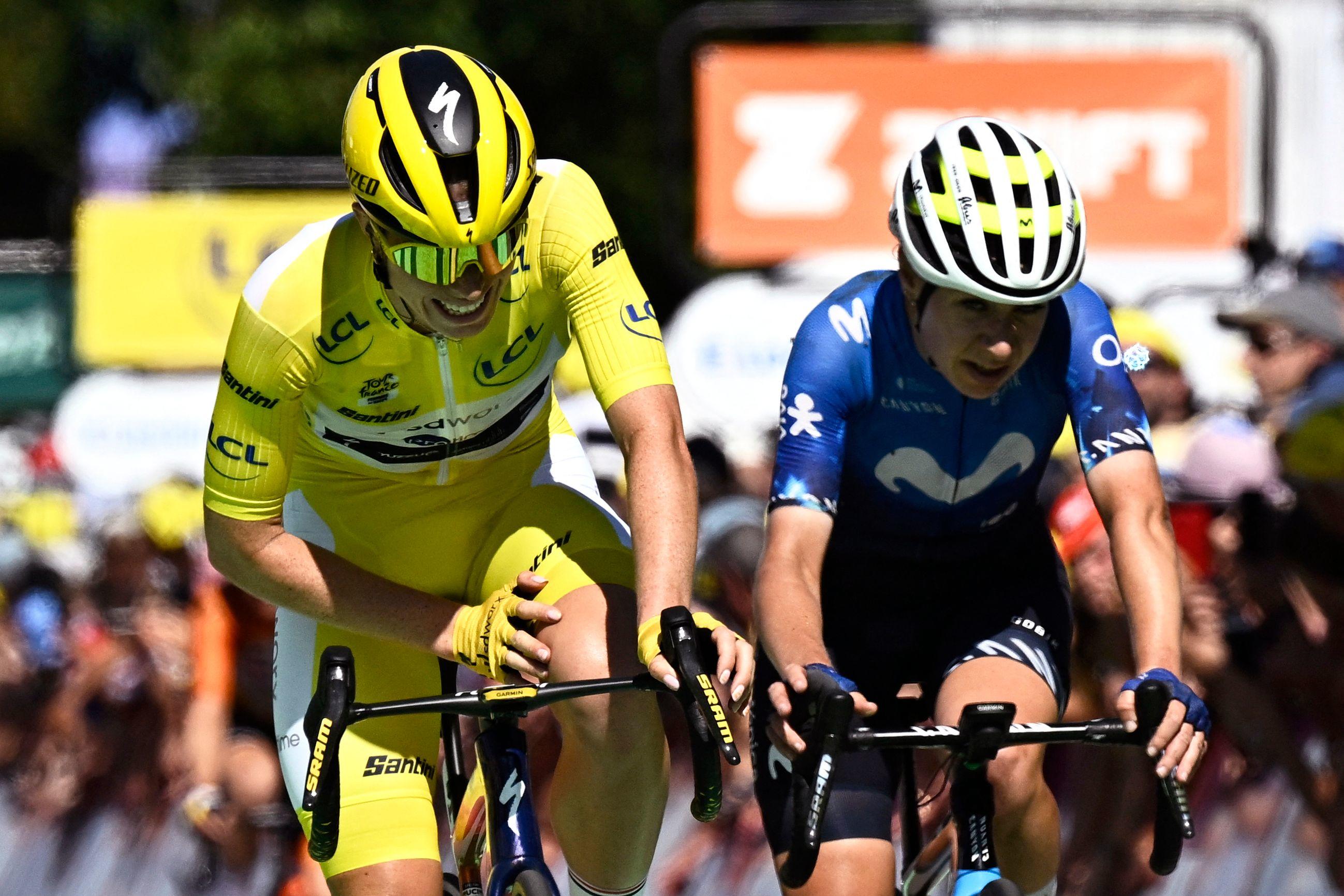 Demi Vollering grimace à l'arrivée après sa chute qui lui coûte son maillot jaune. AFP/Julien De Rosa