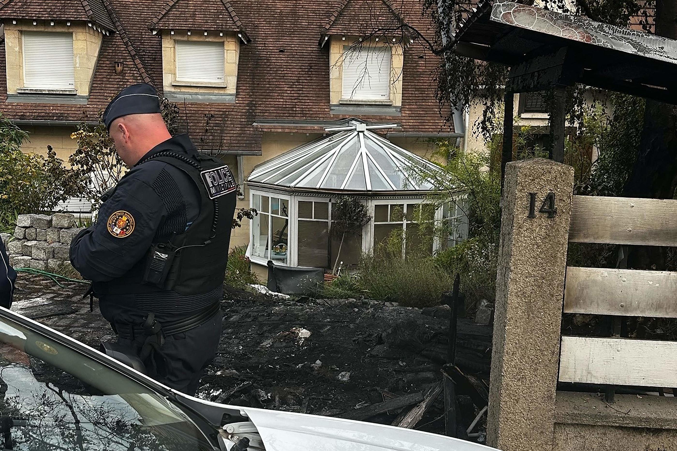 Un véhicule-bélier avait été incendié à l'entrée du jardin du domicile du maire de l'Haÿ-les-Roses (Val-de-Marne), dans la nuit du 1er au 2 juillet dernier. AFP/Nassim Gomri