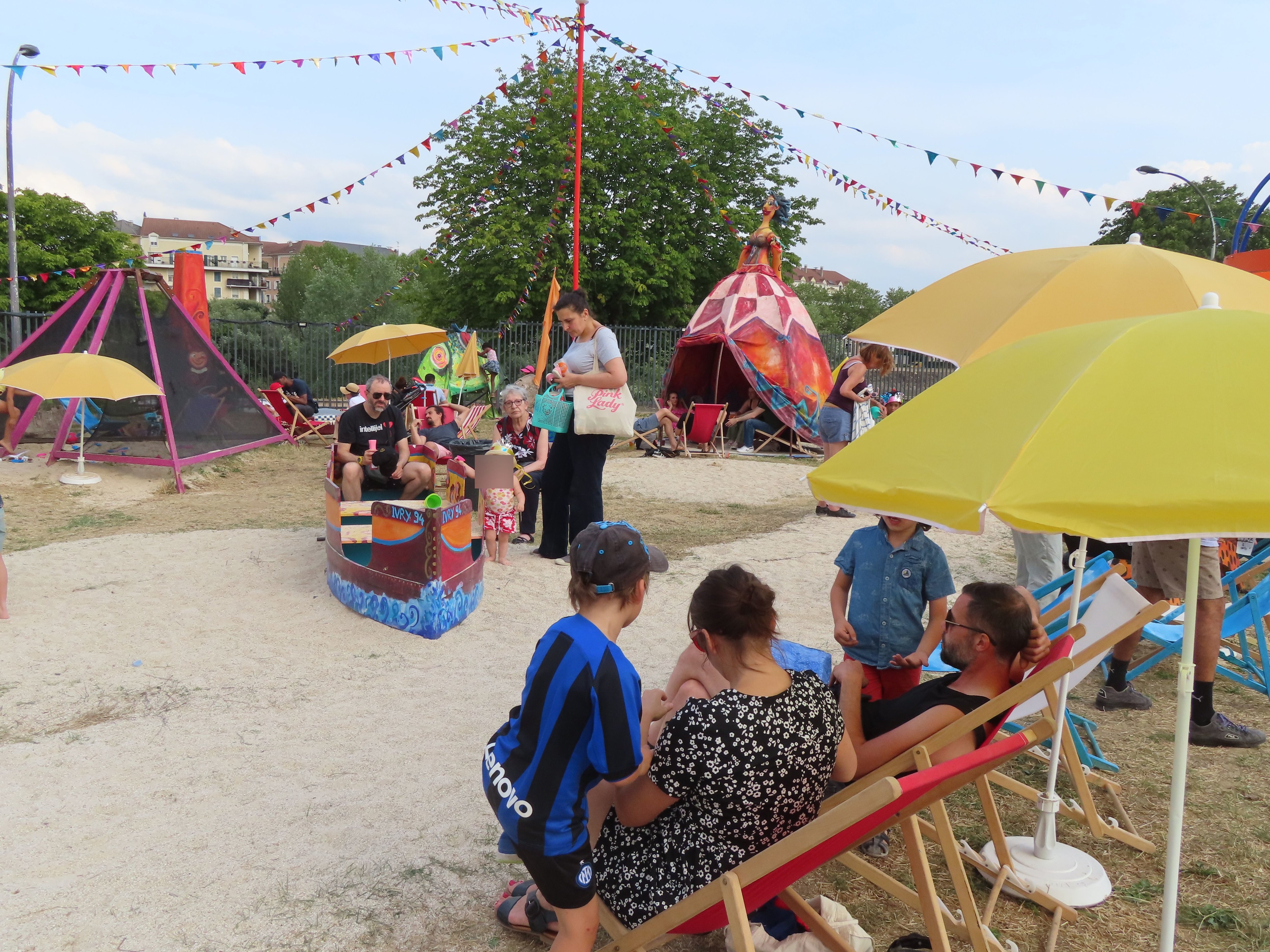 Ivry-sur-Seine, le 9 juillet 2023. À la Guinguette du Port, farniente, pieds dans le sable et concert sont au programme tout l'été. LP/Sylvain Deleuze
