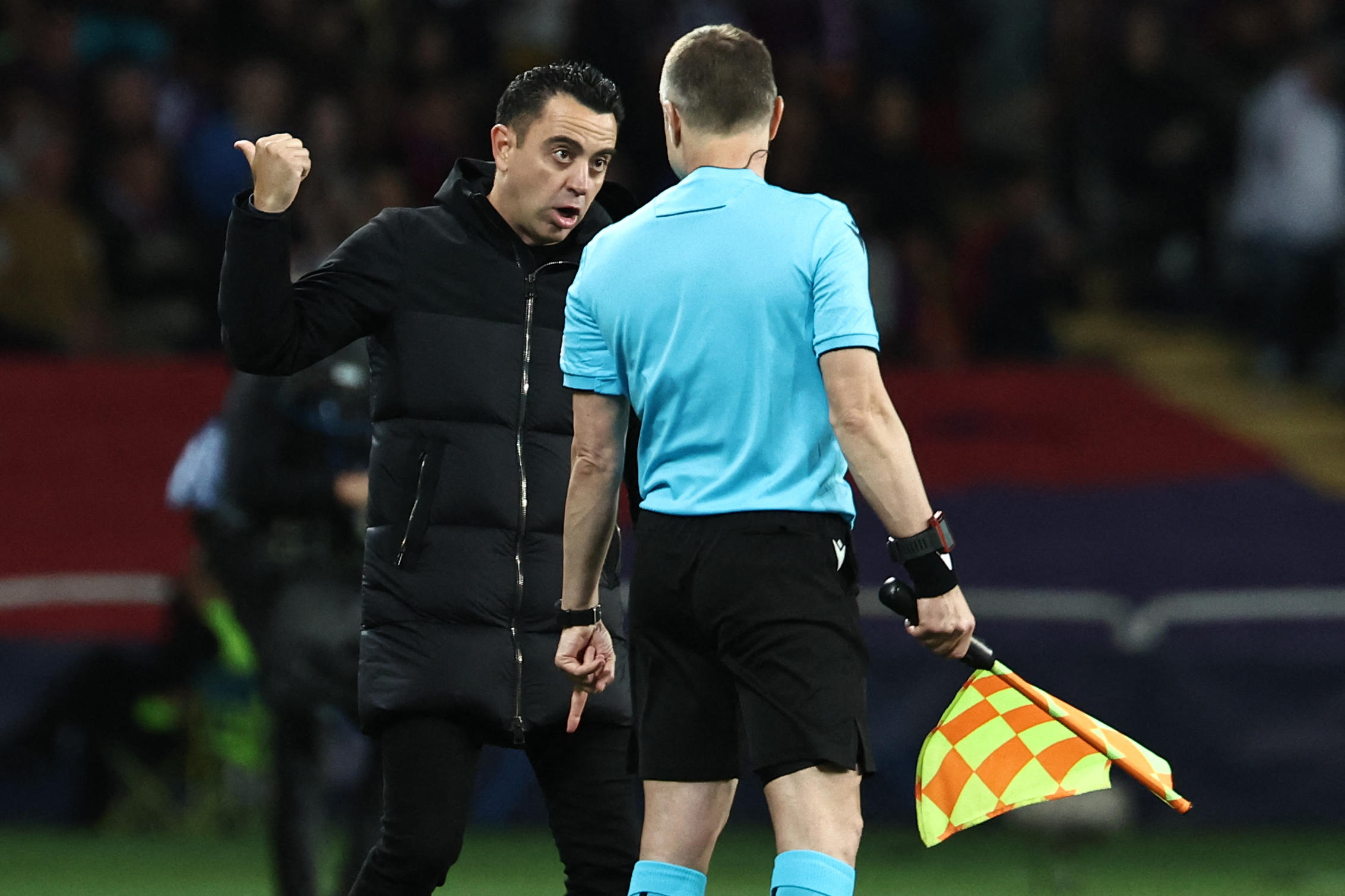 Xavi, l'entraîneur du Barça, avant d'être expulsé, a crié sa colère envers l'arbitrage. AFP/FRANCK FIFE