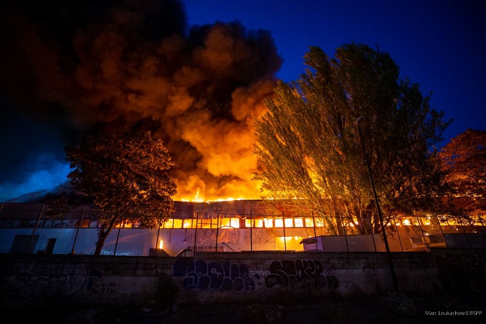 Bobigny, dans la nuit de ce vendredi à ce samedi. 230 sapeurs-pompiers ont lutté toute la nuit pour maîtriser ce spectaculaire incendie. DR